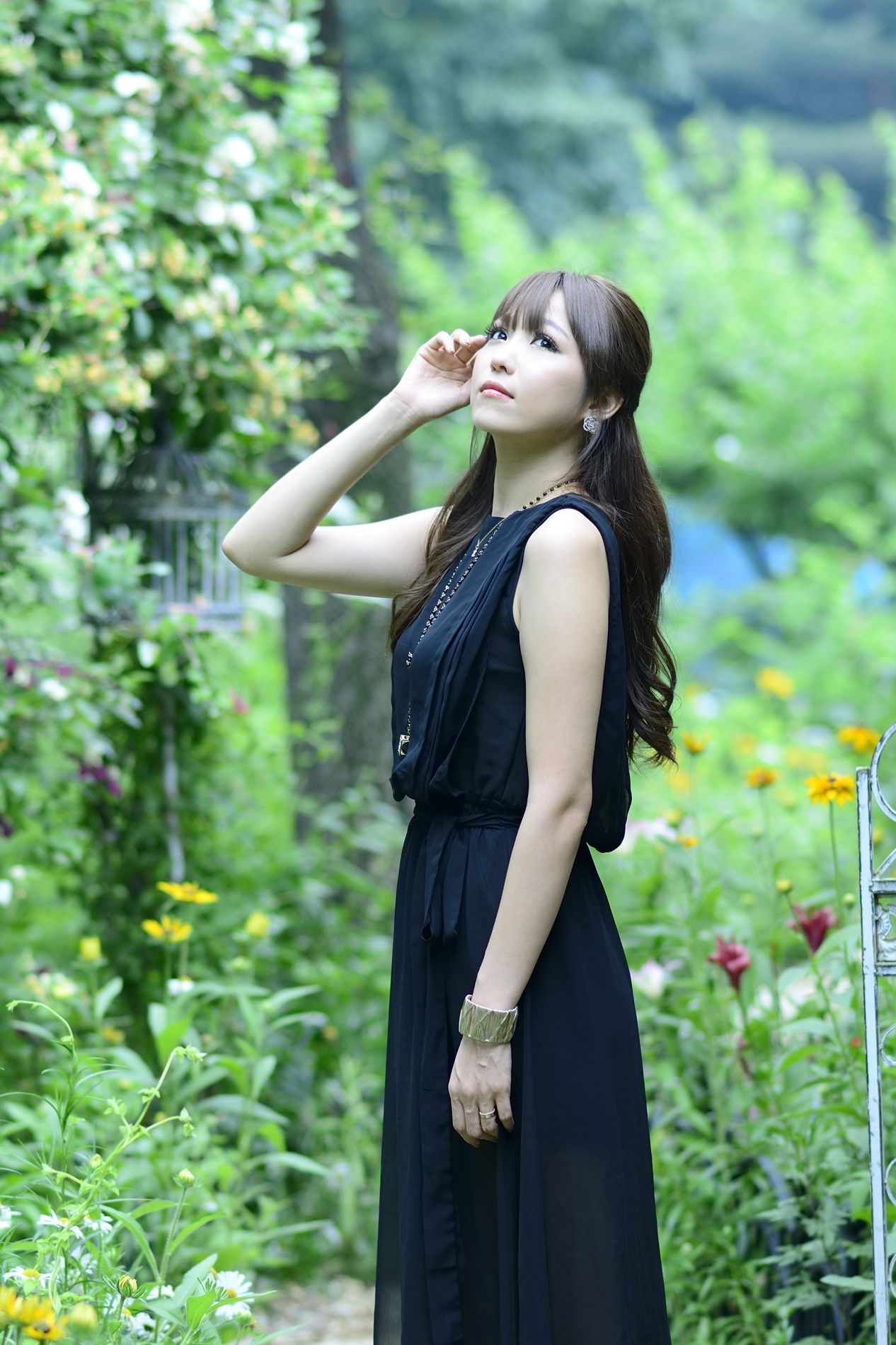 [韩国美女] 李恩慧 - 黑色优雅长裙外拍  第4张