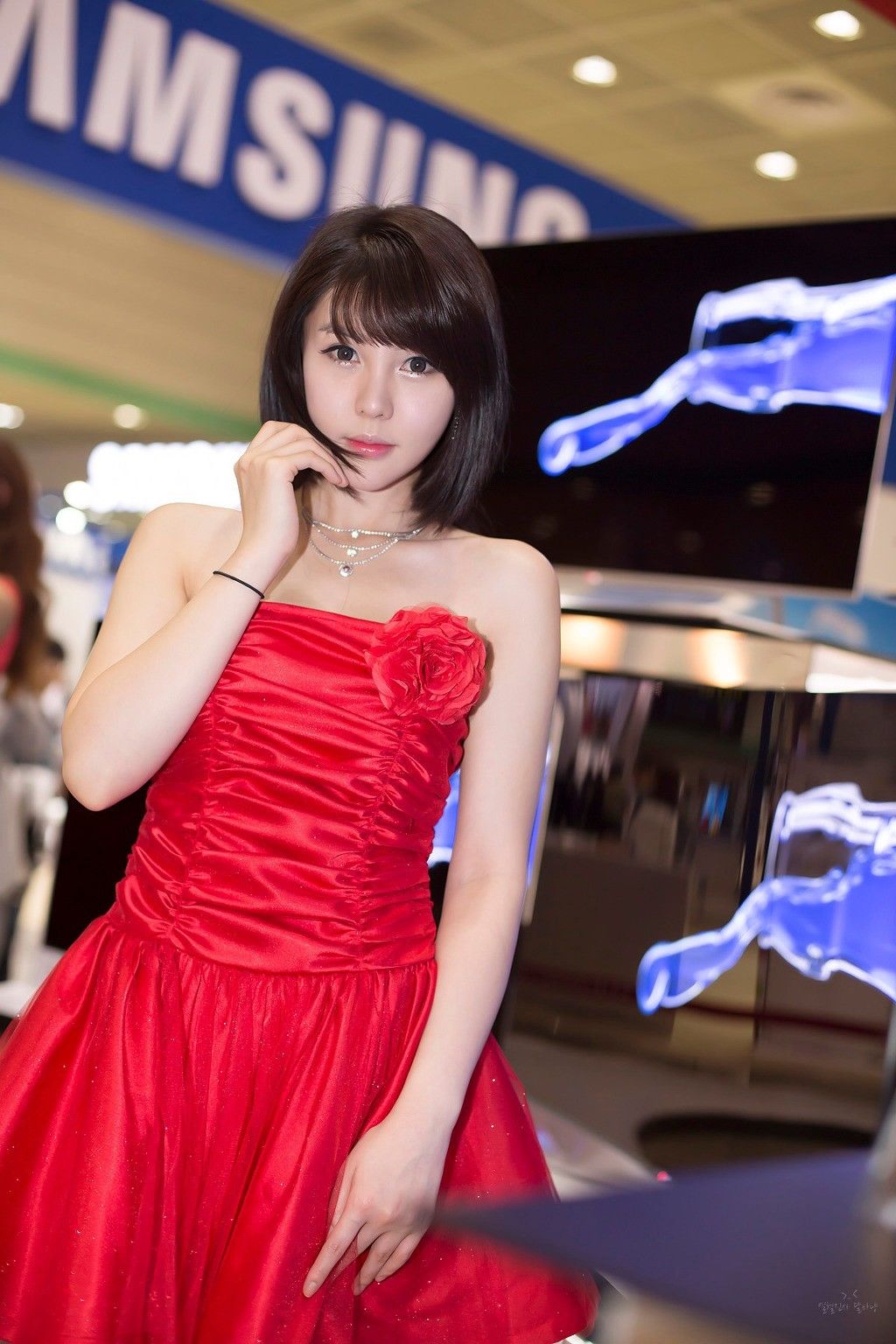 [韩国美女] 李智友 - 展厅红裙少女  第35张