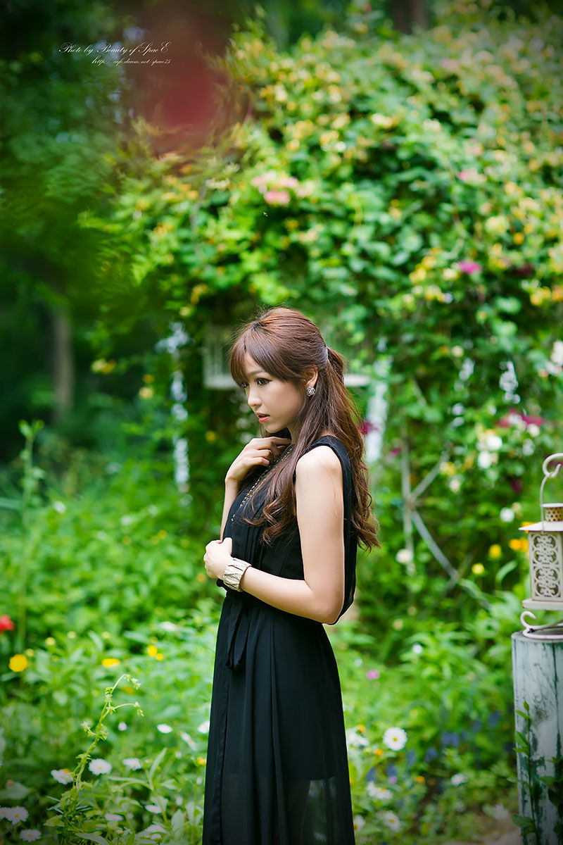 [韩国美女] 李恩慧 - 黑色优雅长裙外拍  第37张