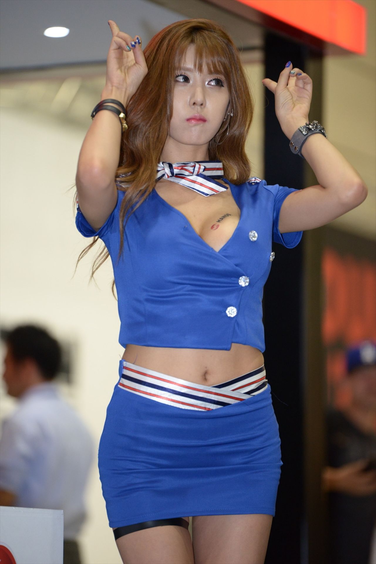 [韩国美女] 许允美 - 2014首尔汽车展-空姐制服系列  第5张