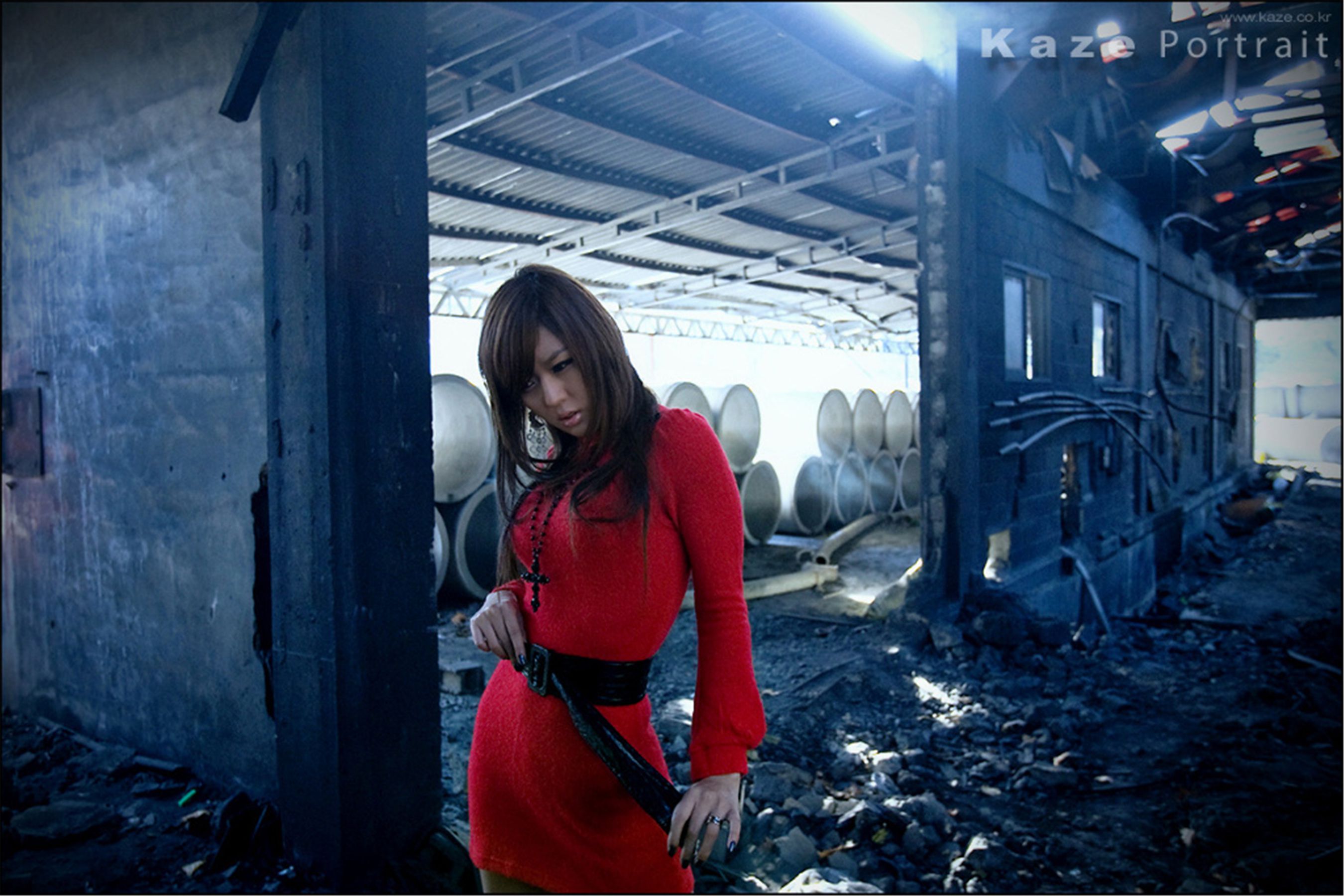 韩国模特黄美姬《废墟里的红衣美女》  第2张