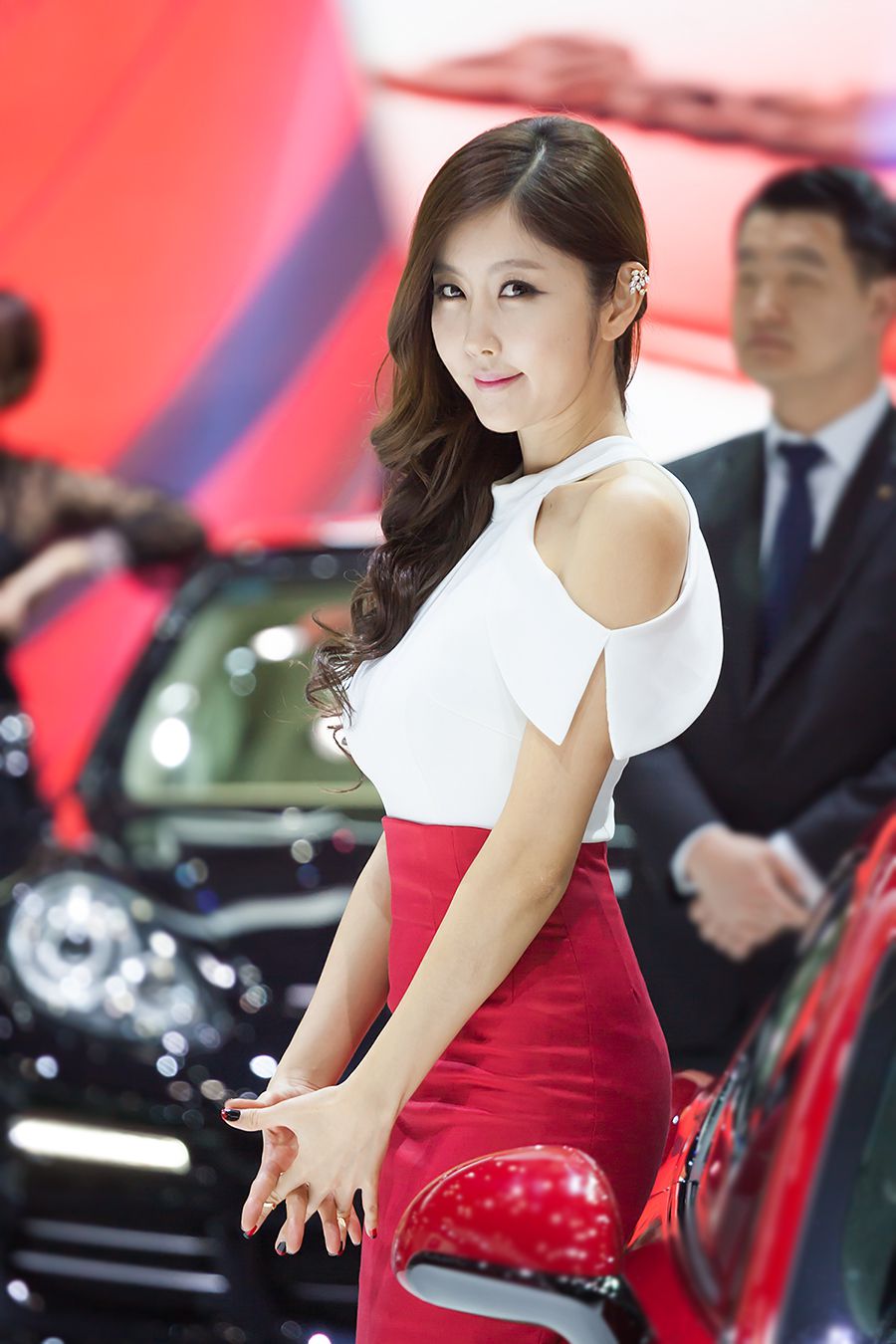 韩国车模崔星雅/崔星儿《车展红色套裙系列》图片合辑  第37张