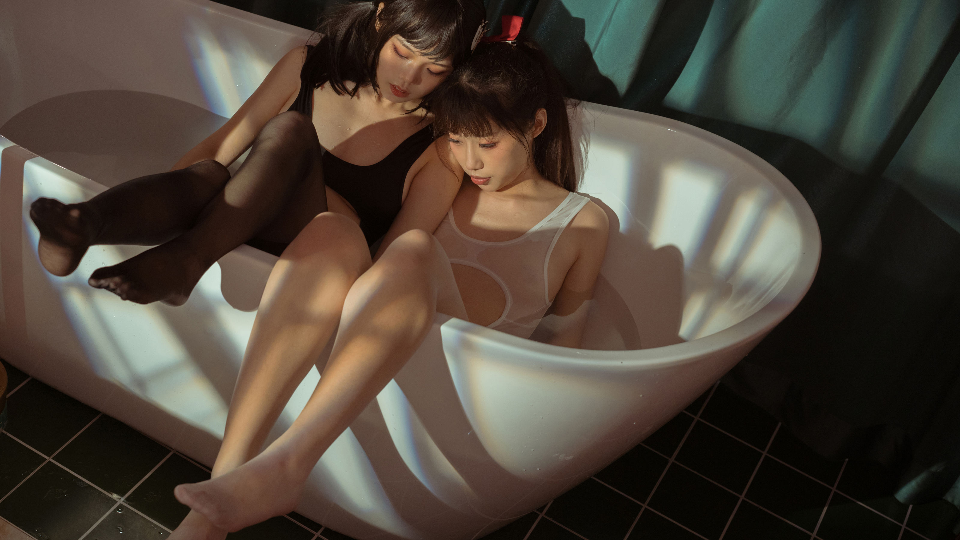 [Cosplay] 七月喵子 - 黑白双人浴缸  第4张