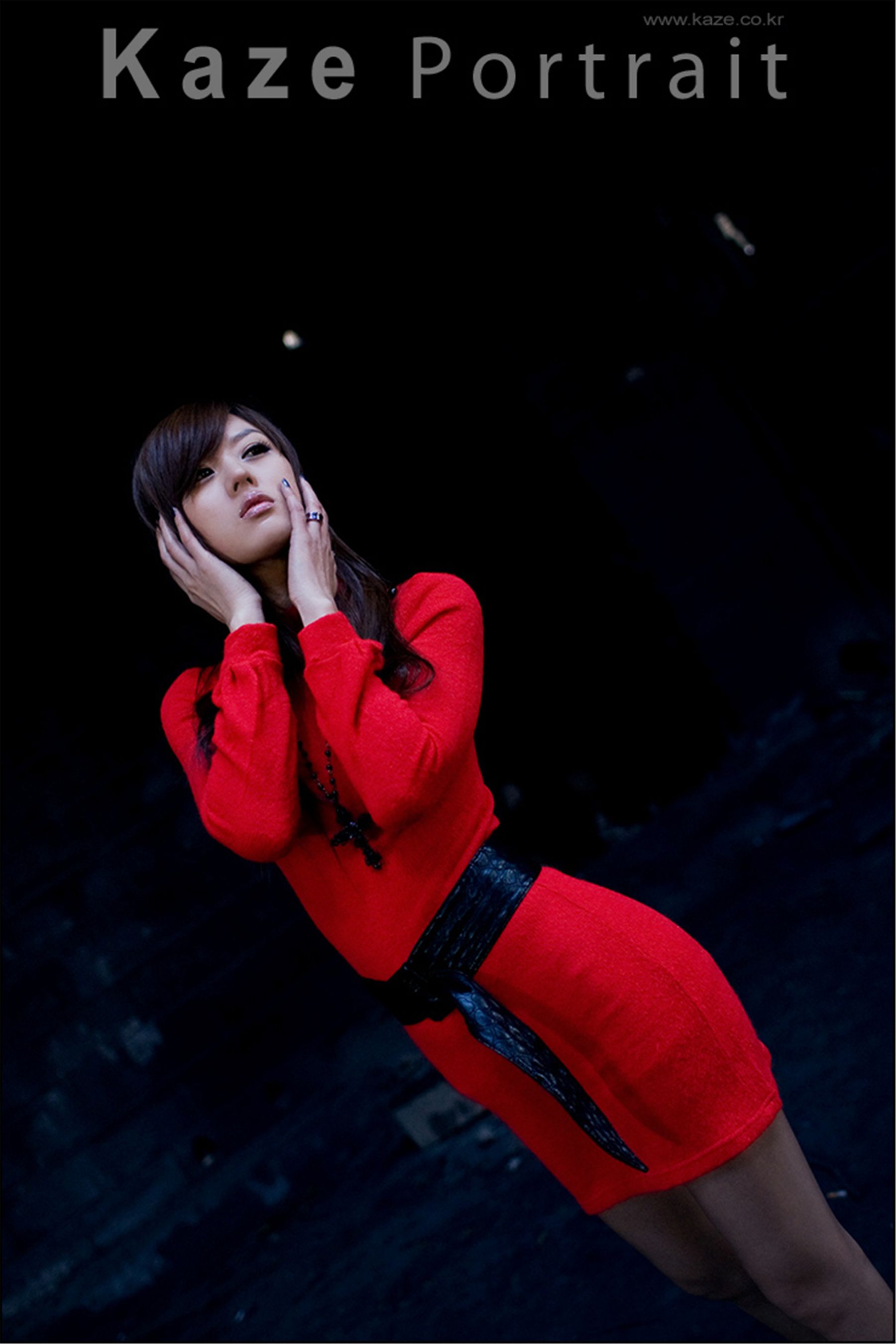 韩国模特黄美姬《废墟里的红衣美女》  第32张