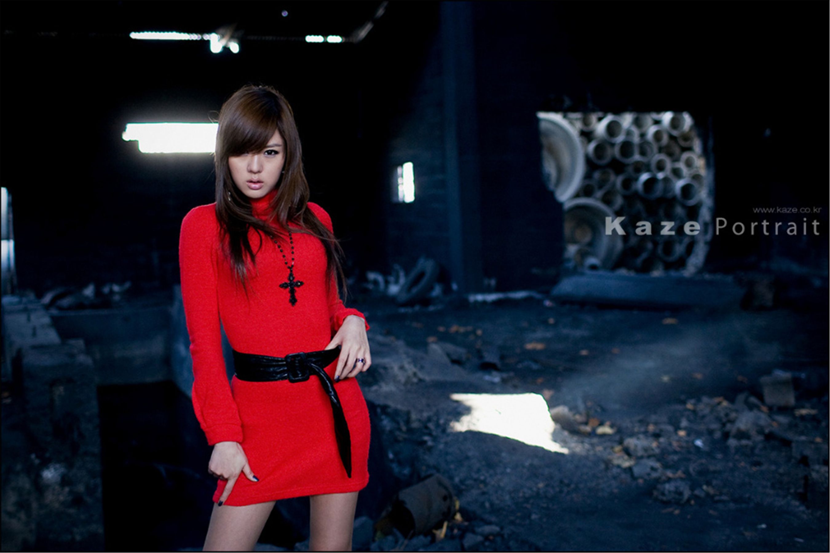 韩国模特黄美姬《废墟里的红衣美女》  第5张