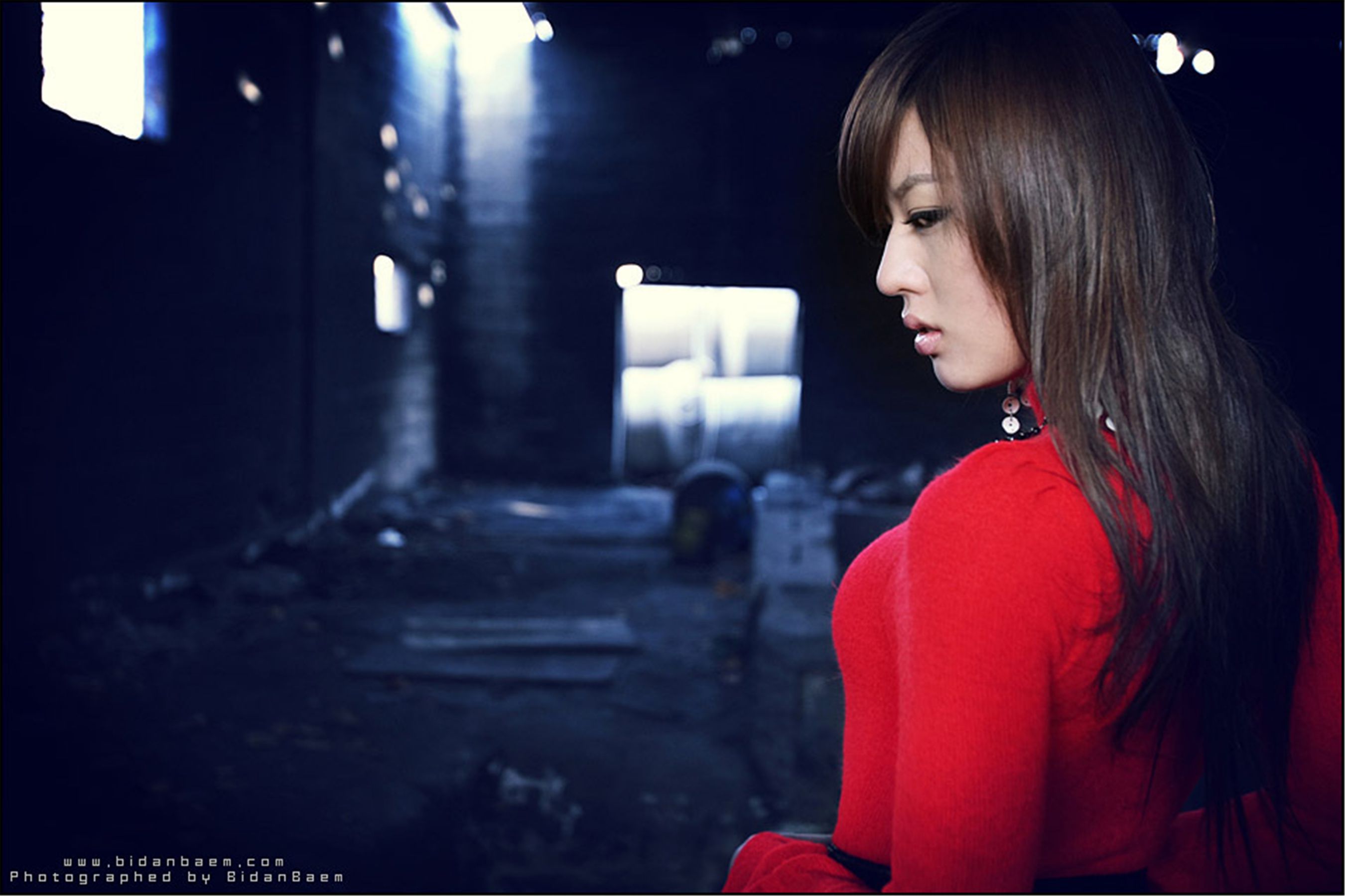 韩国模特黄美姬《废墟里的红衣美女》  第10张
