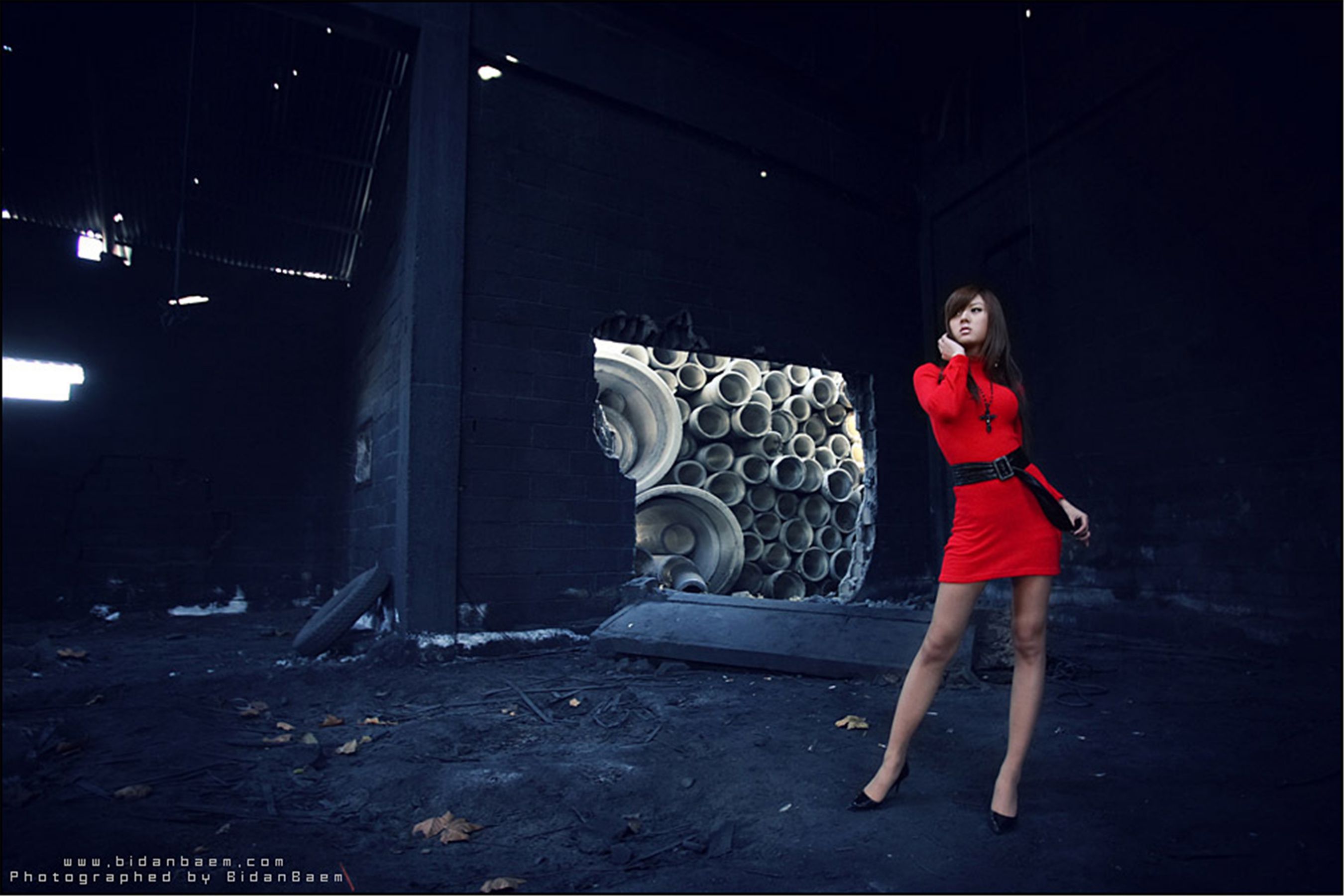 韩国模特黄美姬《废墟里的红衣美女》  第10张
