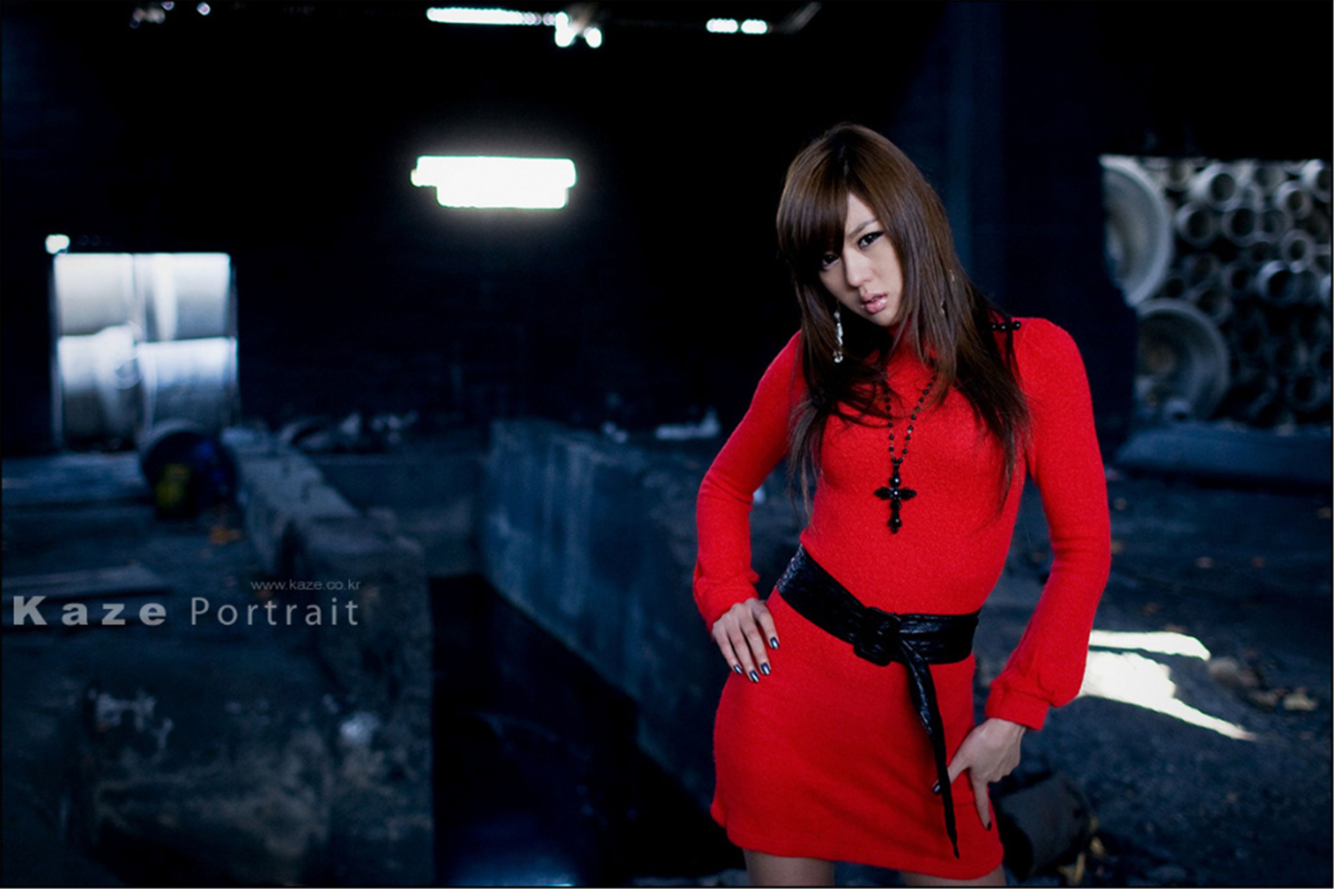 韩国模特黄美姬《废墟里的红衣美女》  第3张