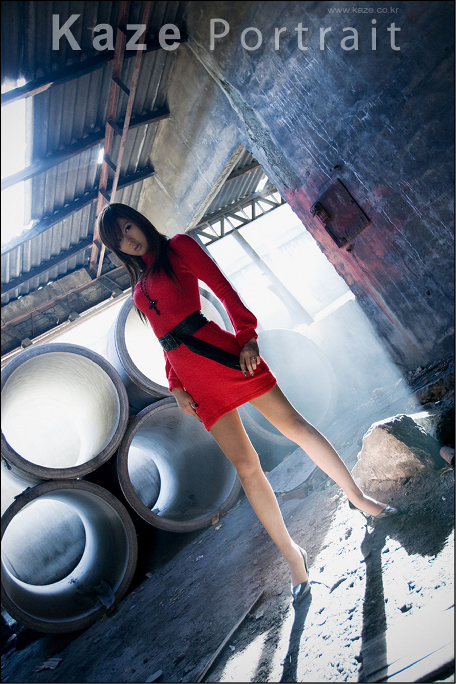 韩国模特黄美姬《废墟里的红衣美女》  第1张