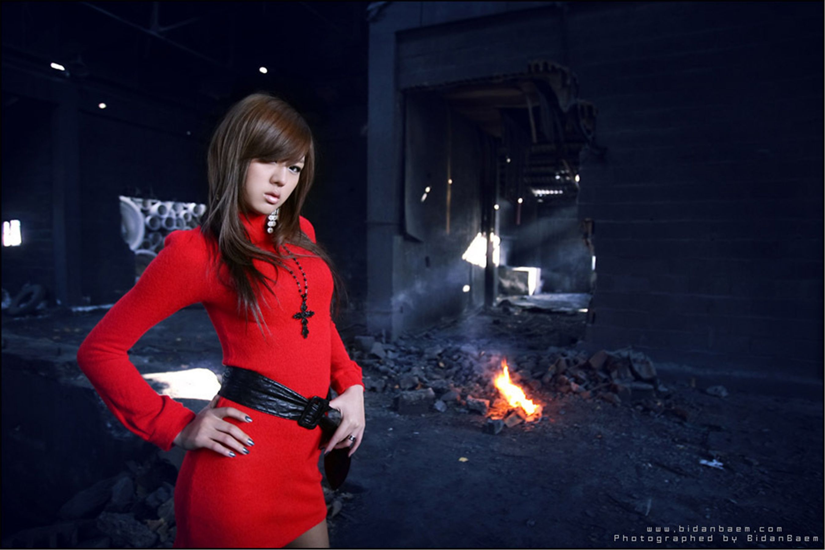 韩国模特黄美姬《废墟里的红衣美女》  第9张