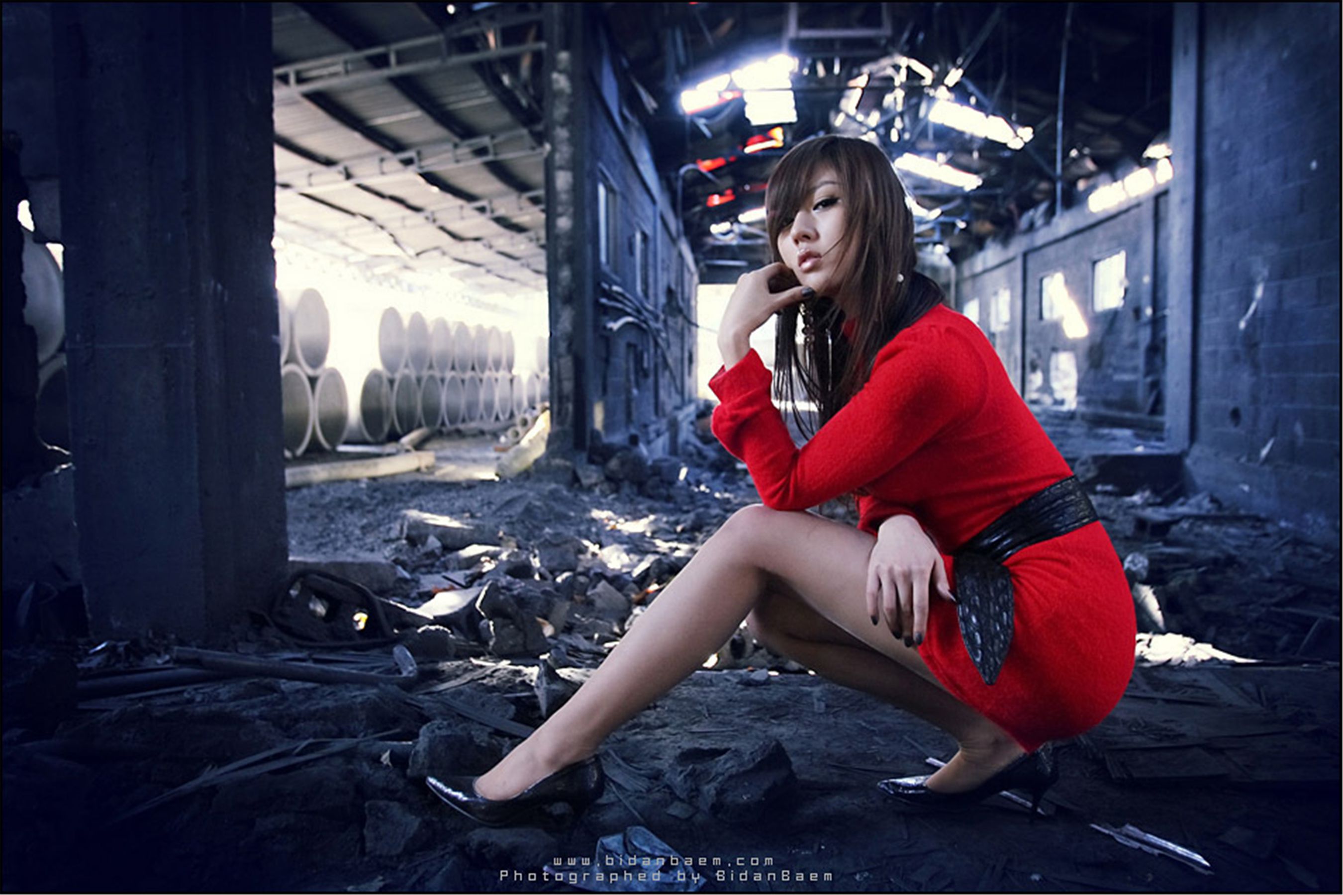 韩国模特黄美姬《废墟里的红衣美女》  第38张