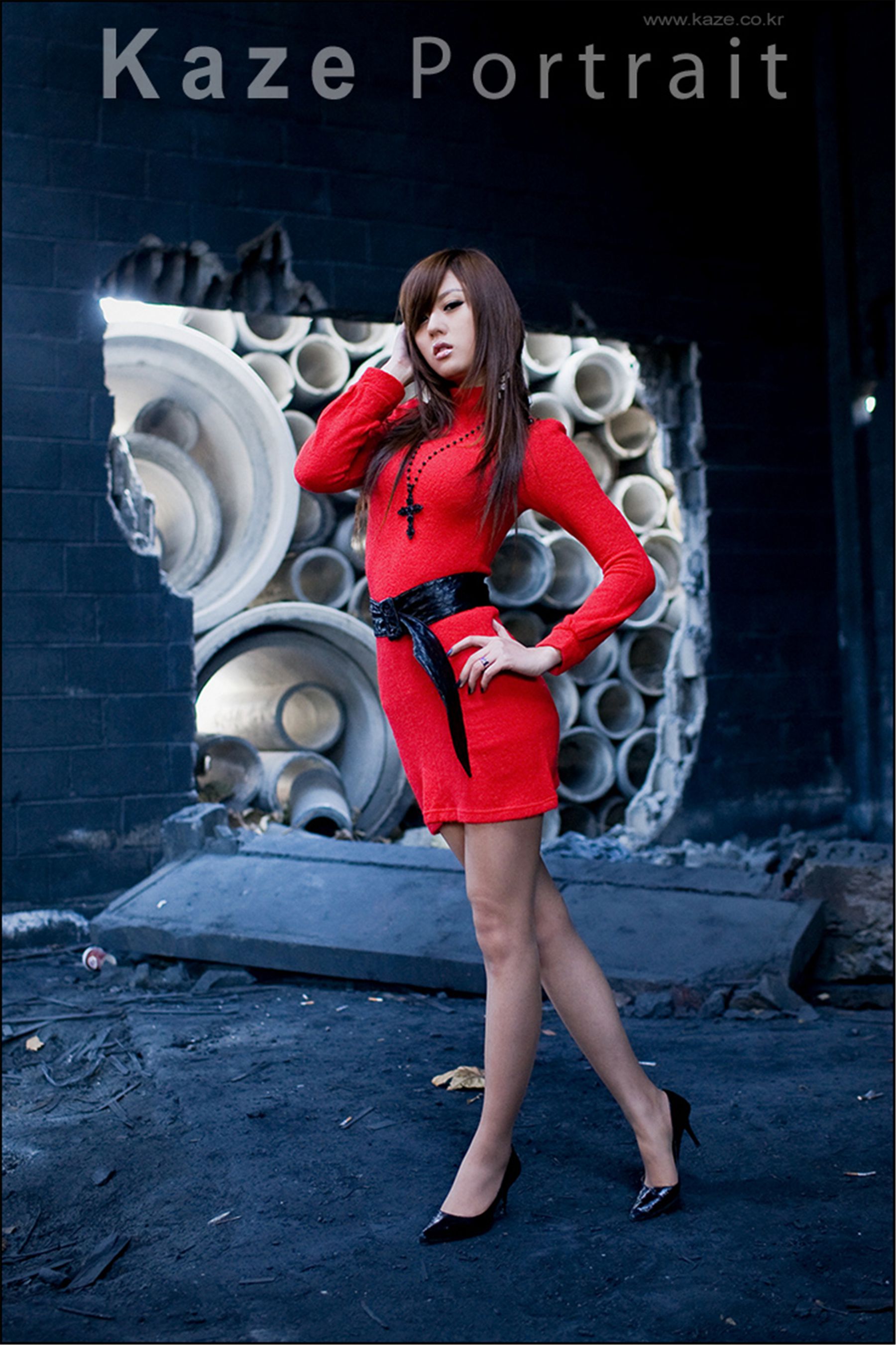 韩国模特黄美姬《废墟里的红衣美女》  第7张