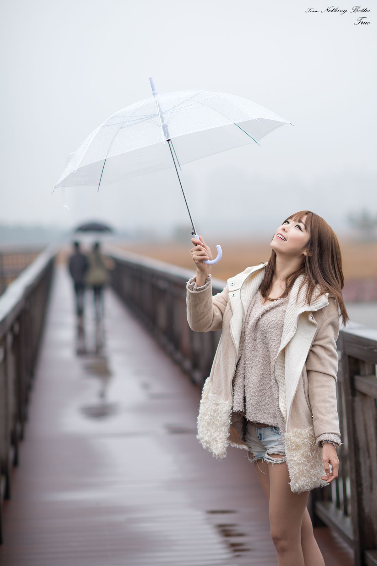 极品韩国美女李恩慧《下雨天街拍》  第9张