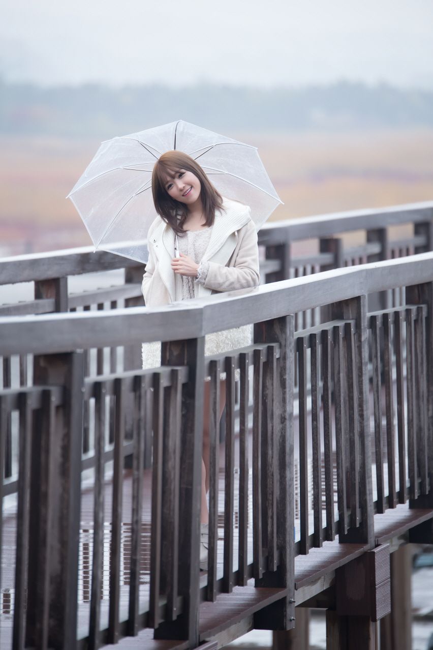 极品韩国美女李恩慧《下雨天街拍》  第6张