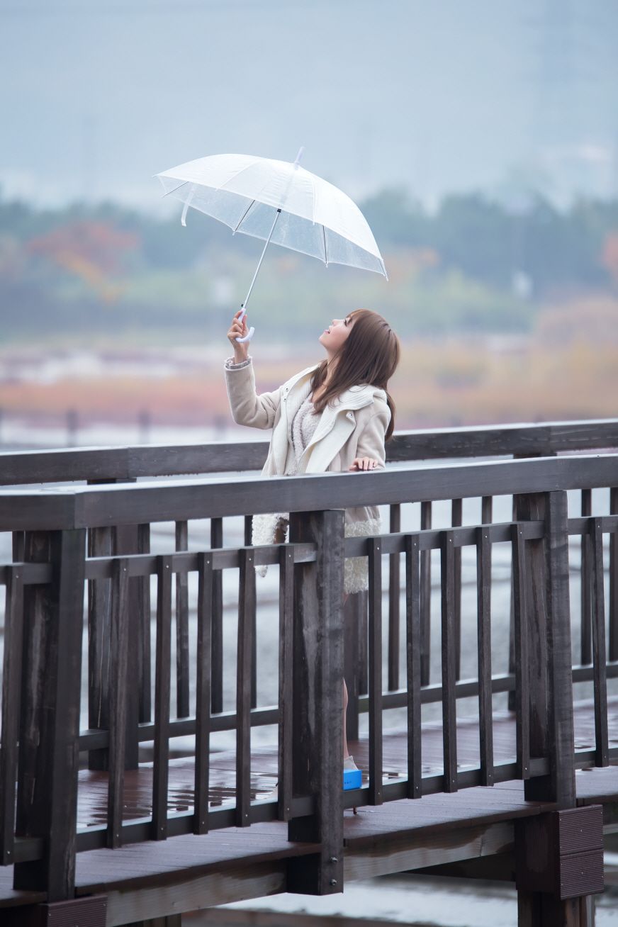 极品韩国美女李恩慧《下雨天街拍》  第8张