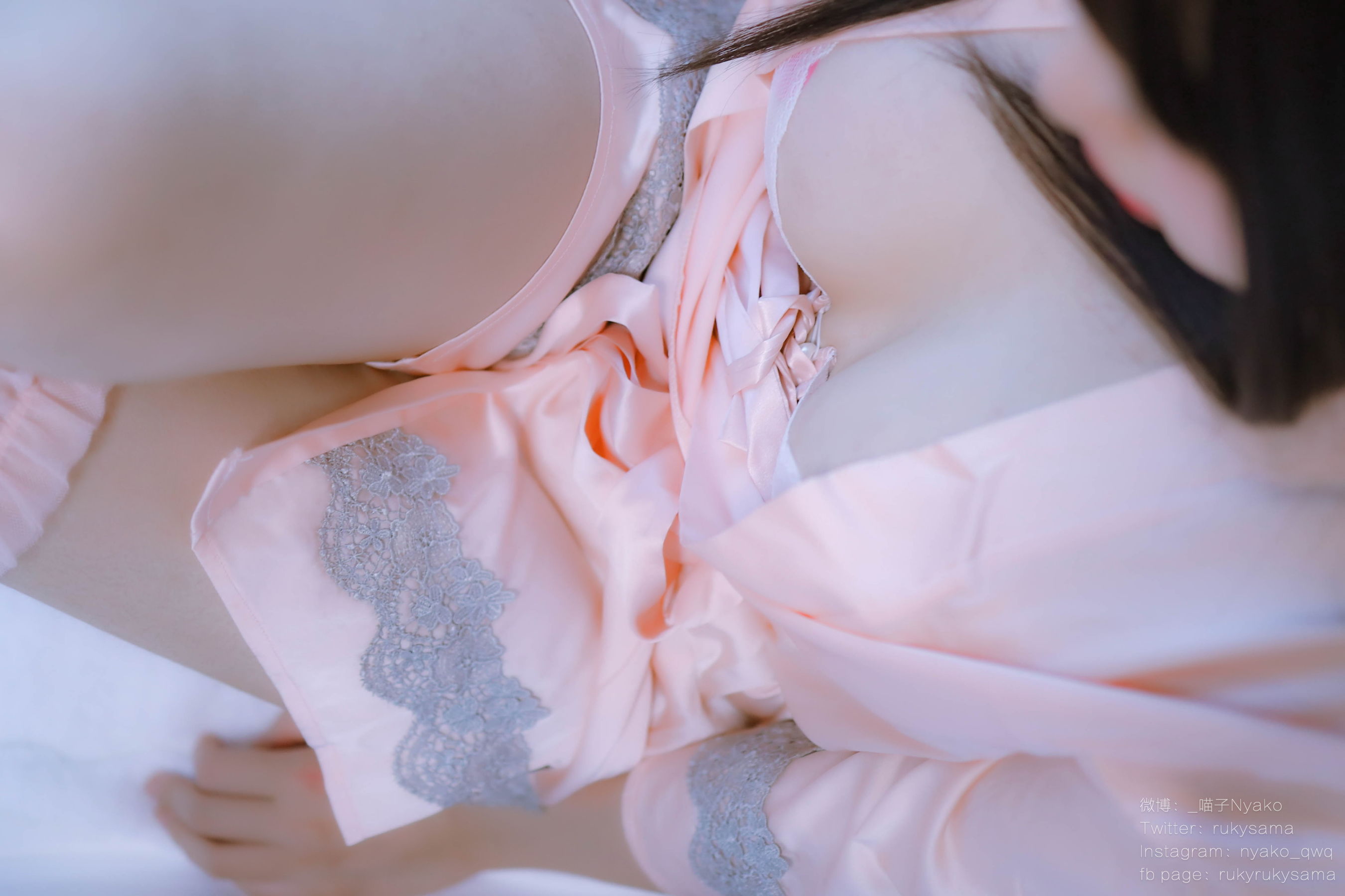 [网红COSER写真] 萌妹子Nyako喵子 - 妄想彼女との同棲生活 之 粉嫩丝绸睡衣  第15张