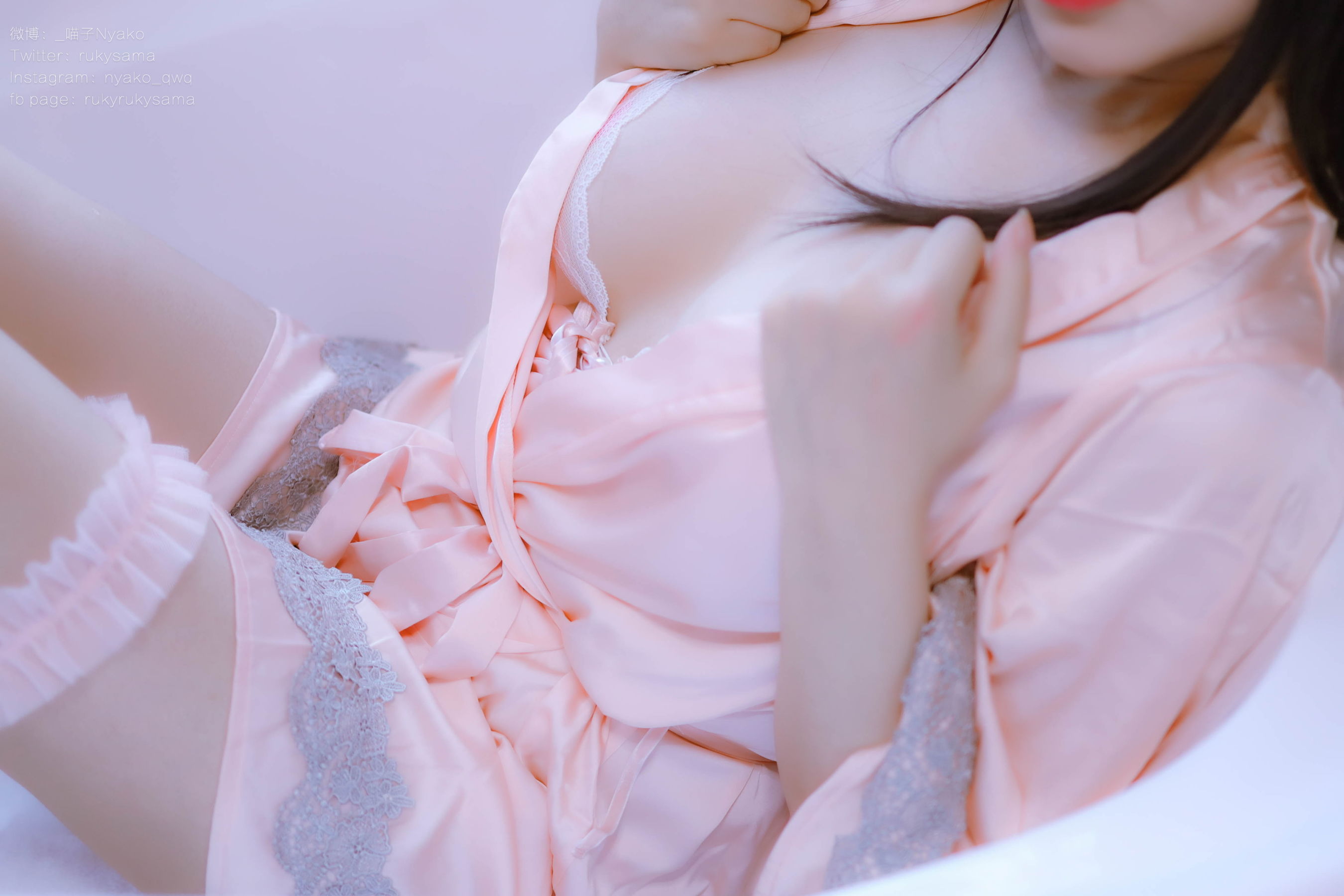 [网红COSER写真] 萌妹子Nyako喵子 - 妄想彼女との同棲生活 之 粉嫩丝绸睡衣  第10张