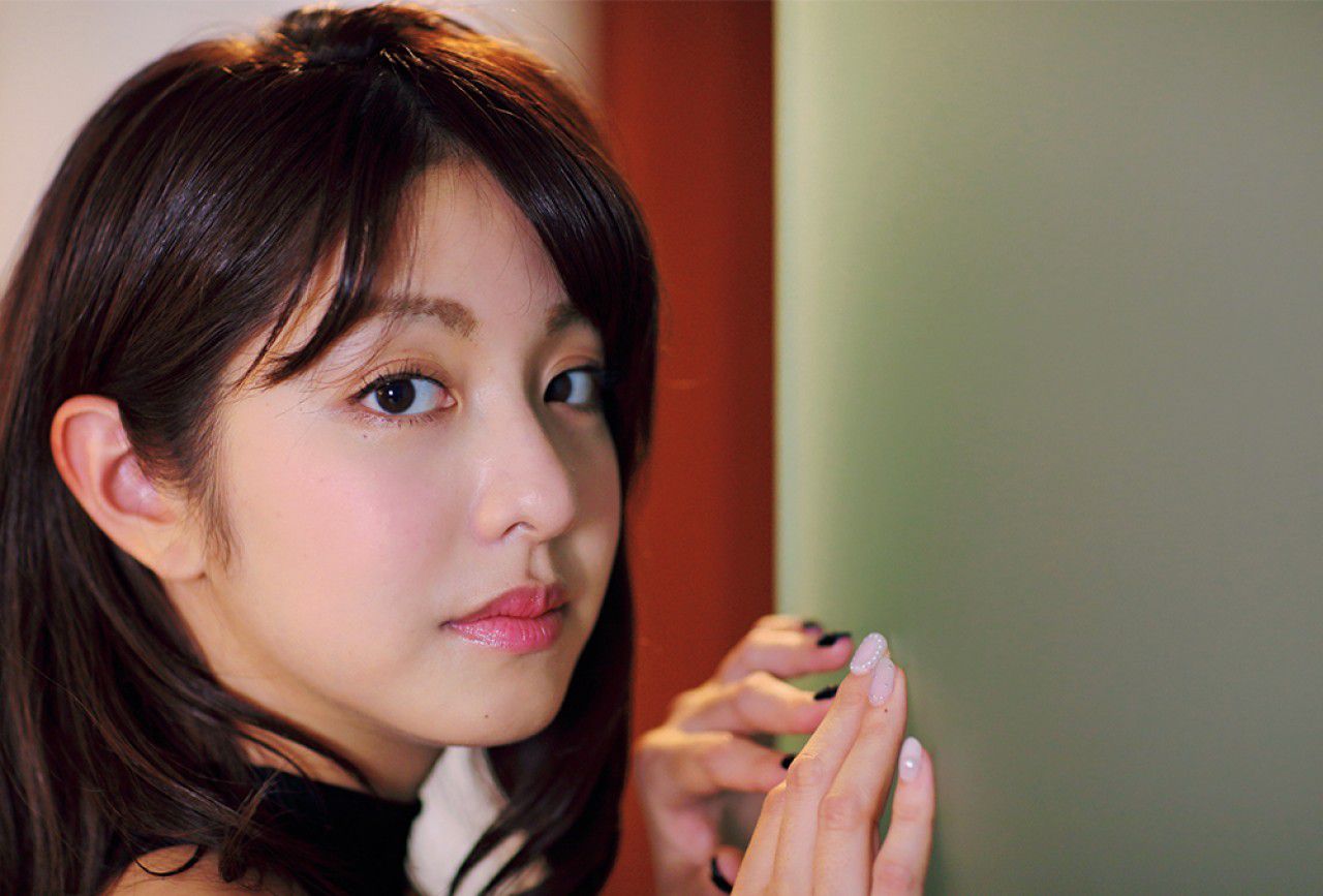 [FRIDAY] 2018.09.21 本郷杏 あんまり見ないて?ね 胸の谷間とむっちりヒッフ?  第10张