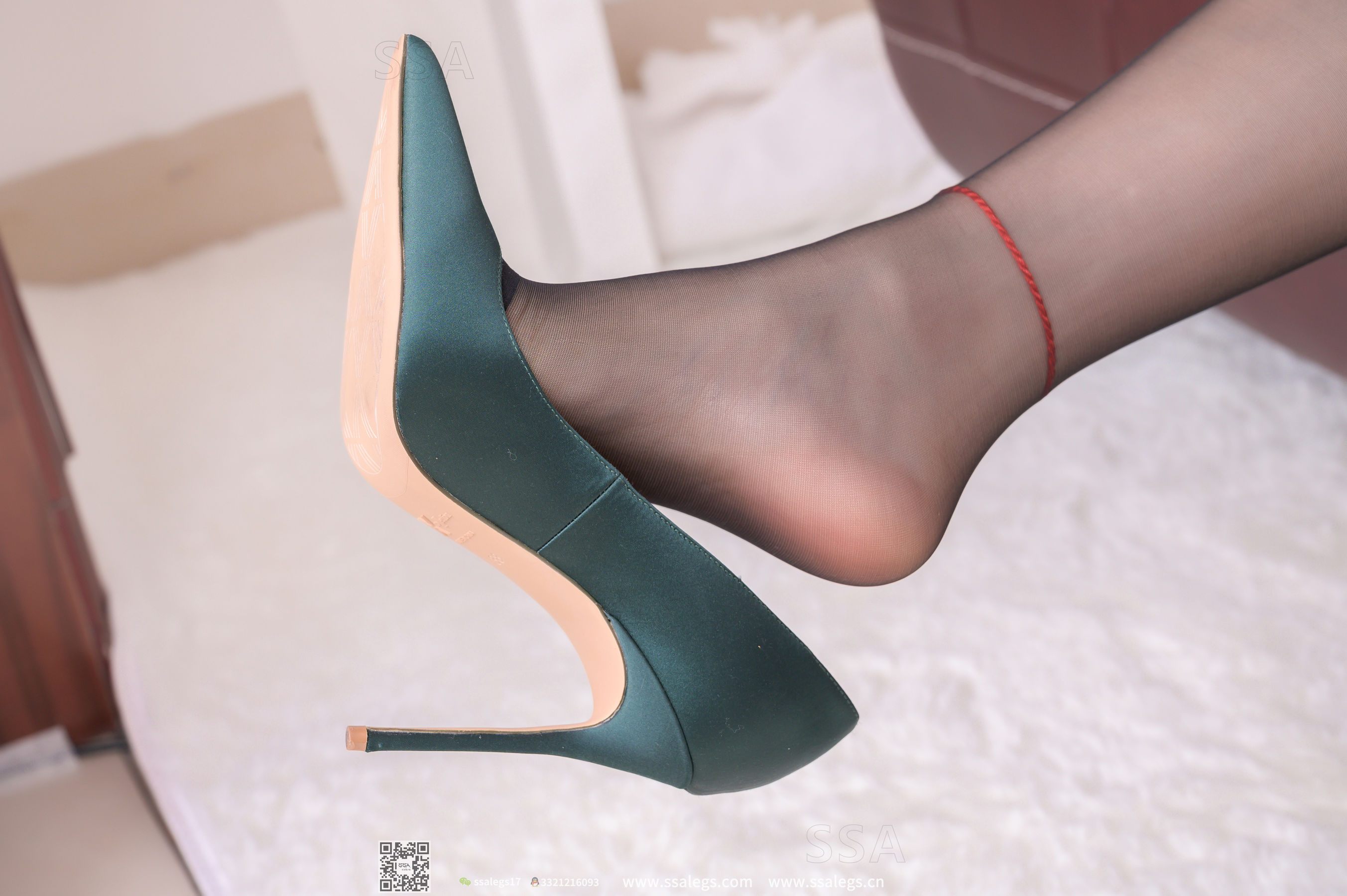 [SSA丝社]超清写真 No.304 蜜桃 回家的少女美腿黑丝诱惑(上)  第10张