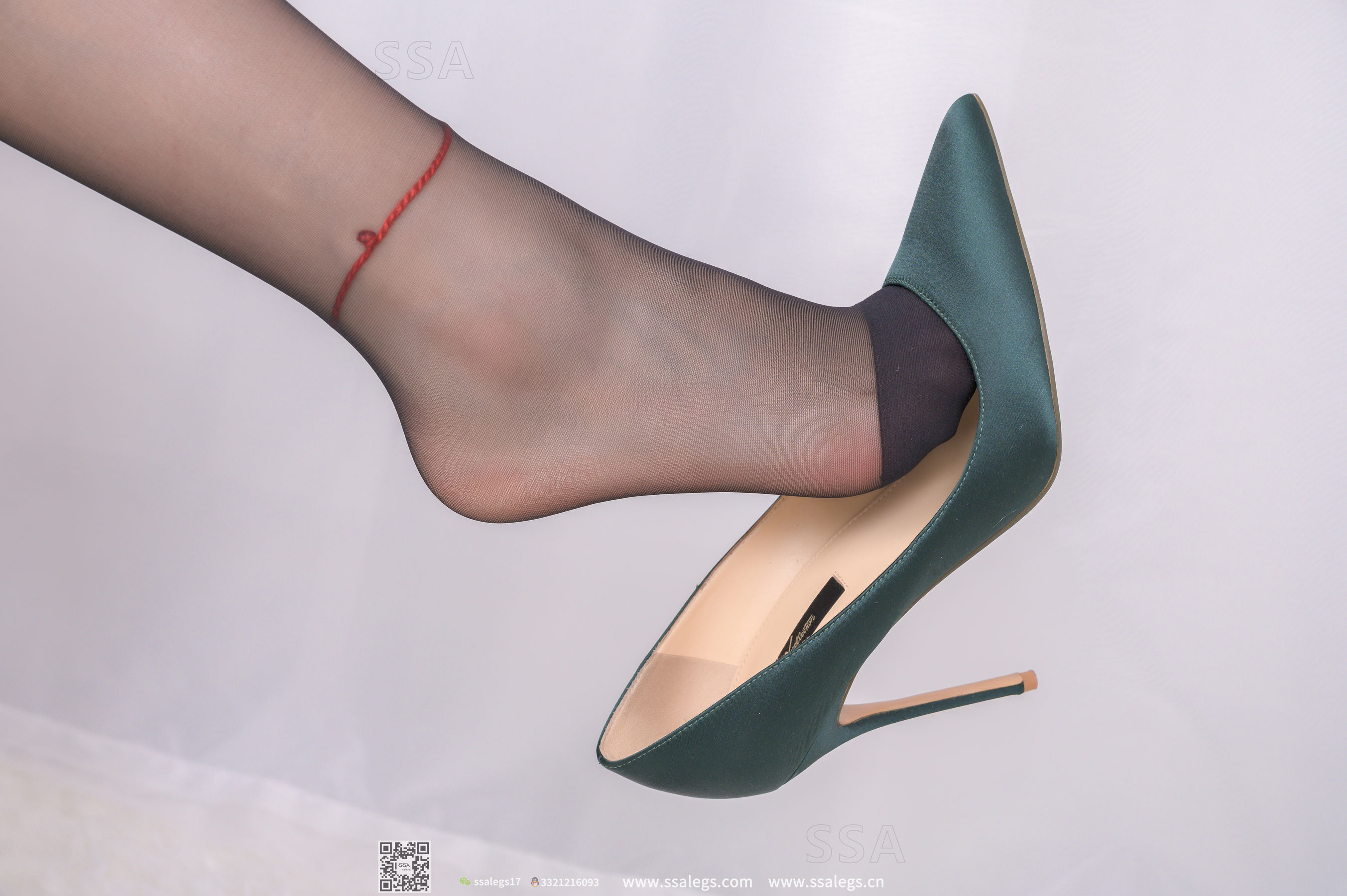 [SSA丝社]超清写真 No.304 蜜桃 回家的少女美腿黑丝诱惑(上)  第25张