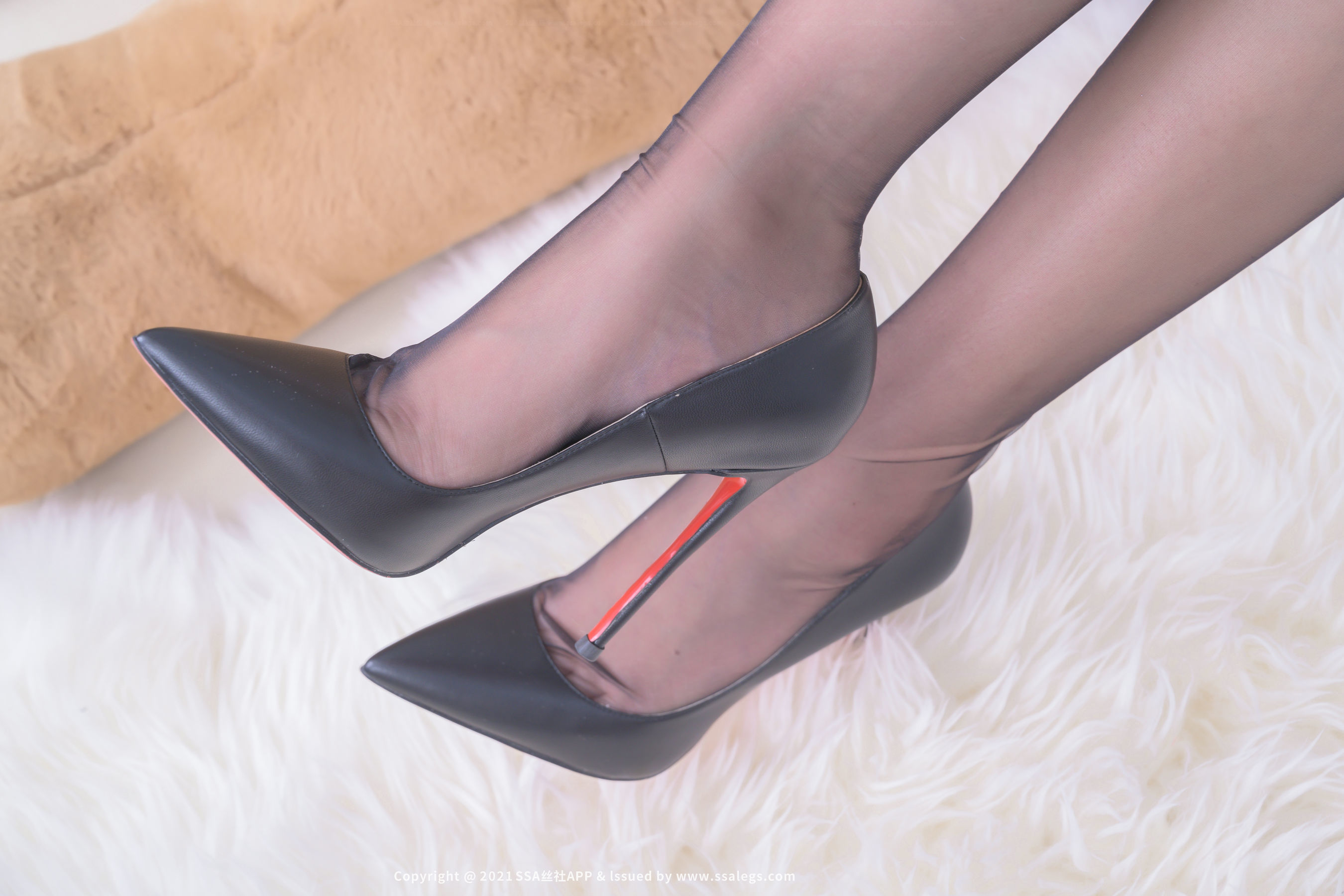 [SSA丝社]超清写真 No.716 模特思甜 珞樱长筒丝袜美足（上）  第17张