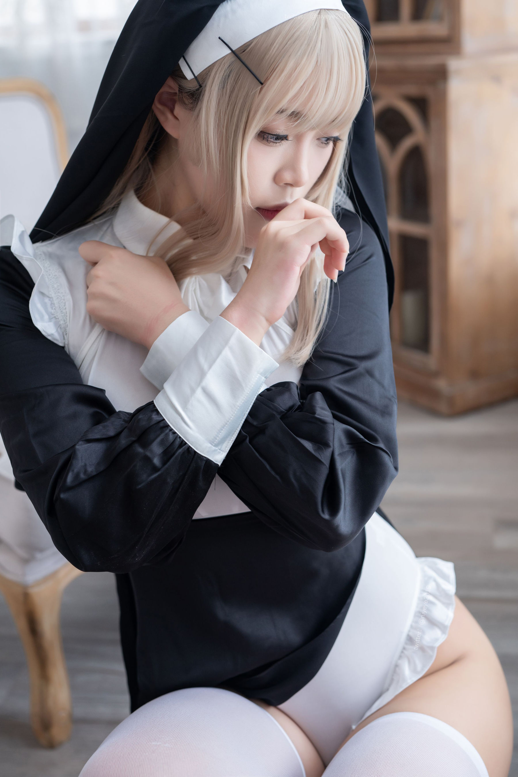 [福利COS] 萌系小姐姐-白烨- - 禁x欲修女  第12张