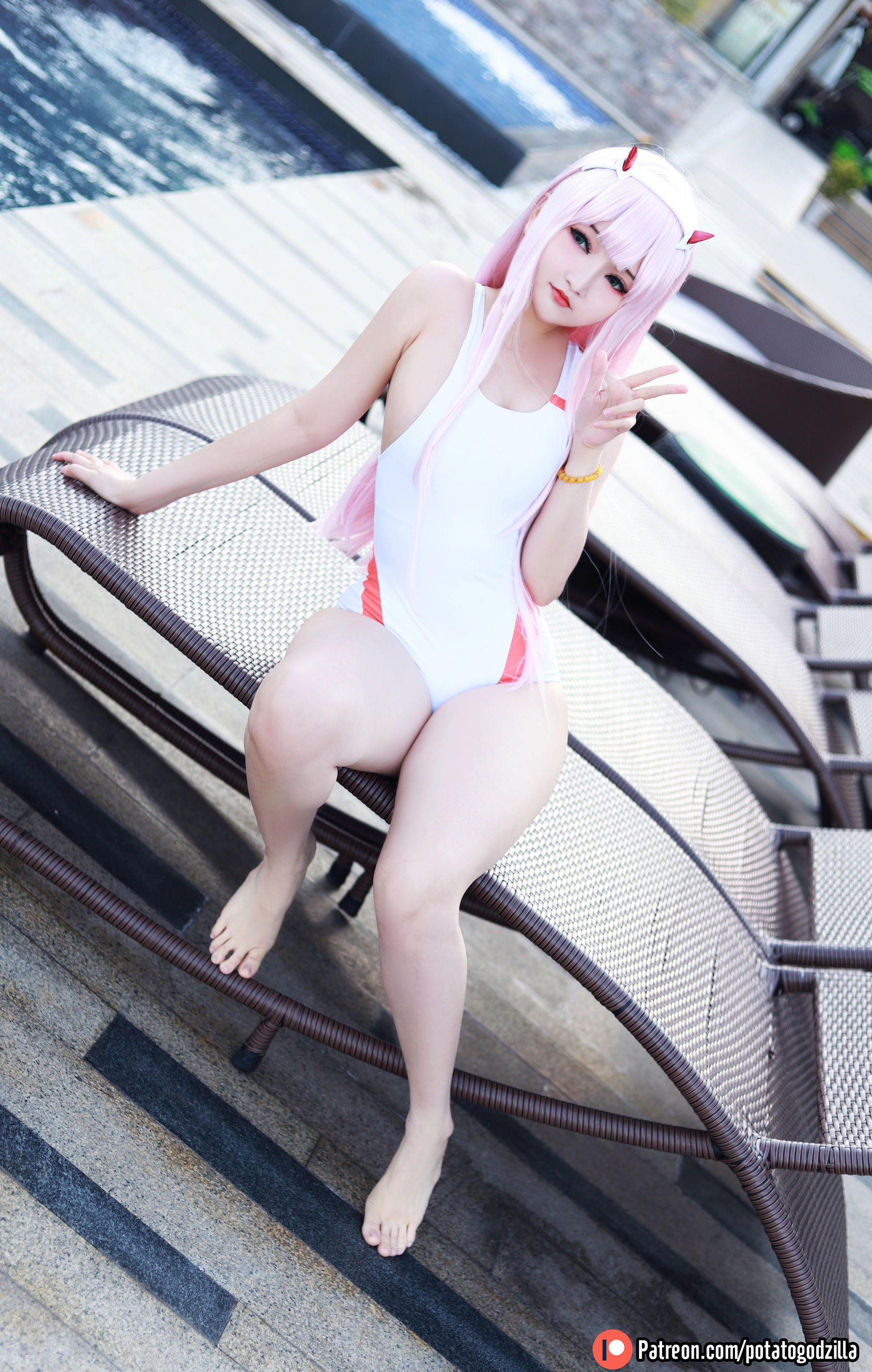 Coser小姐姐Potato Godzilla - Zero Two Swimsuit  第2张