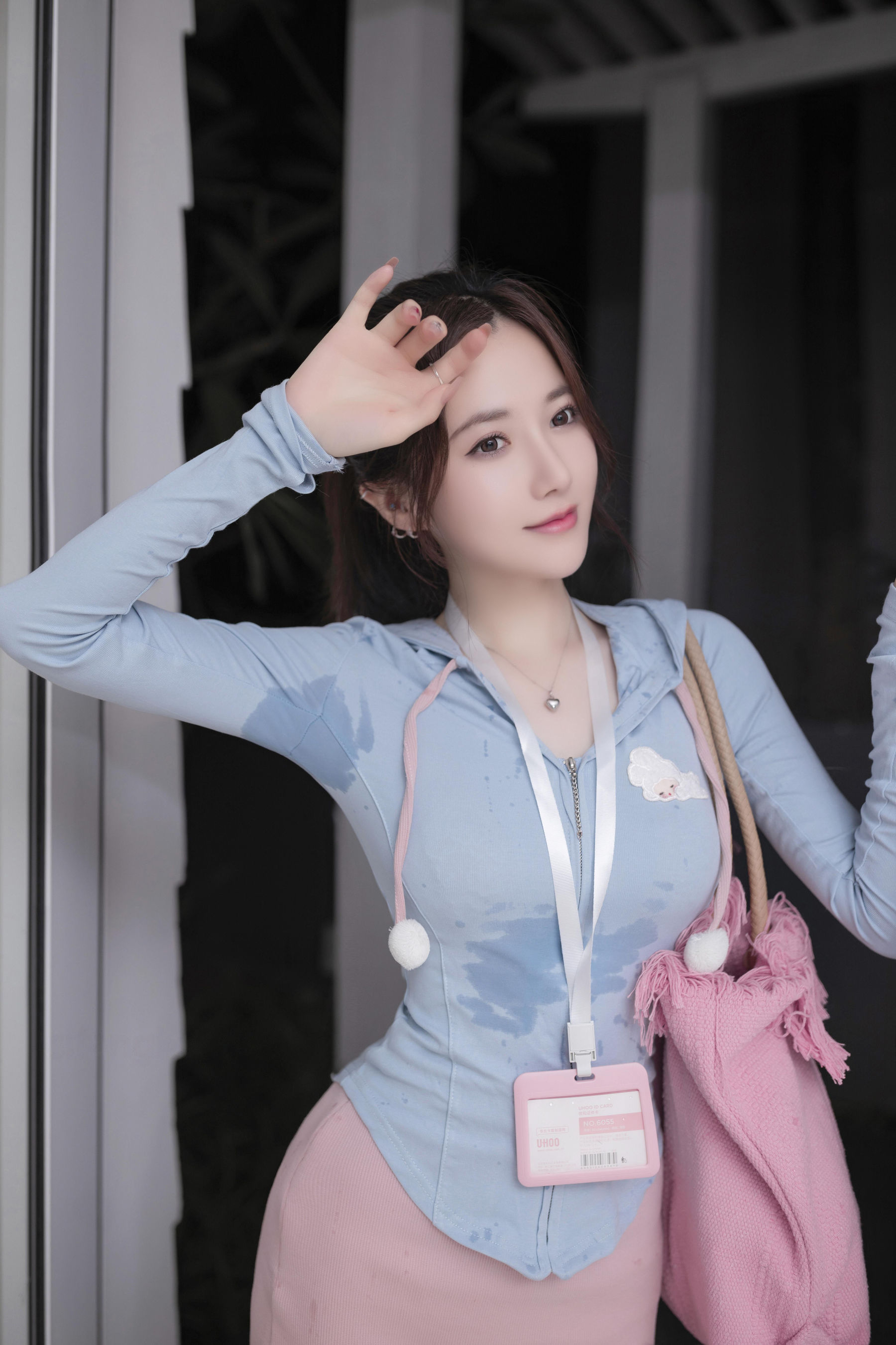 鱼子酱 等下班的人写真  第1张