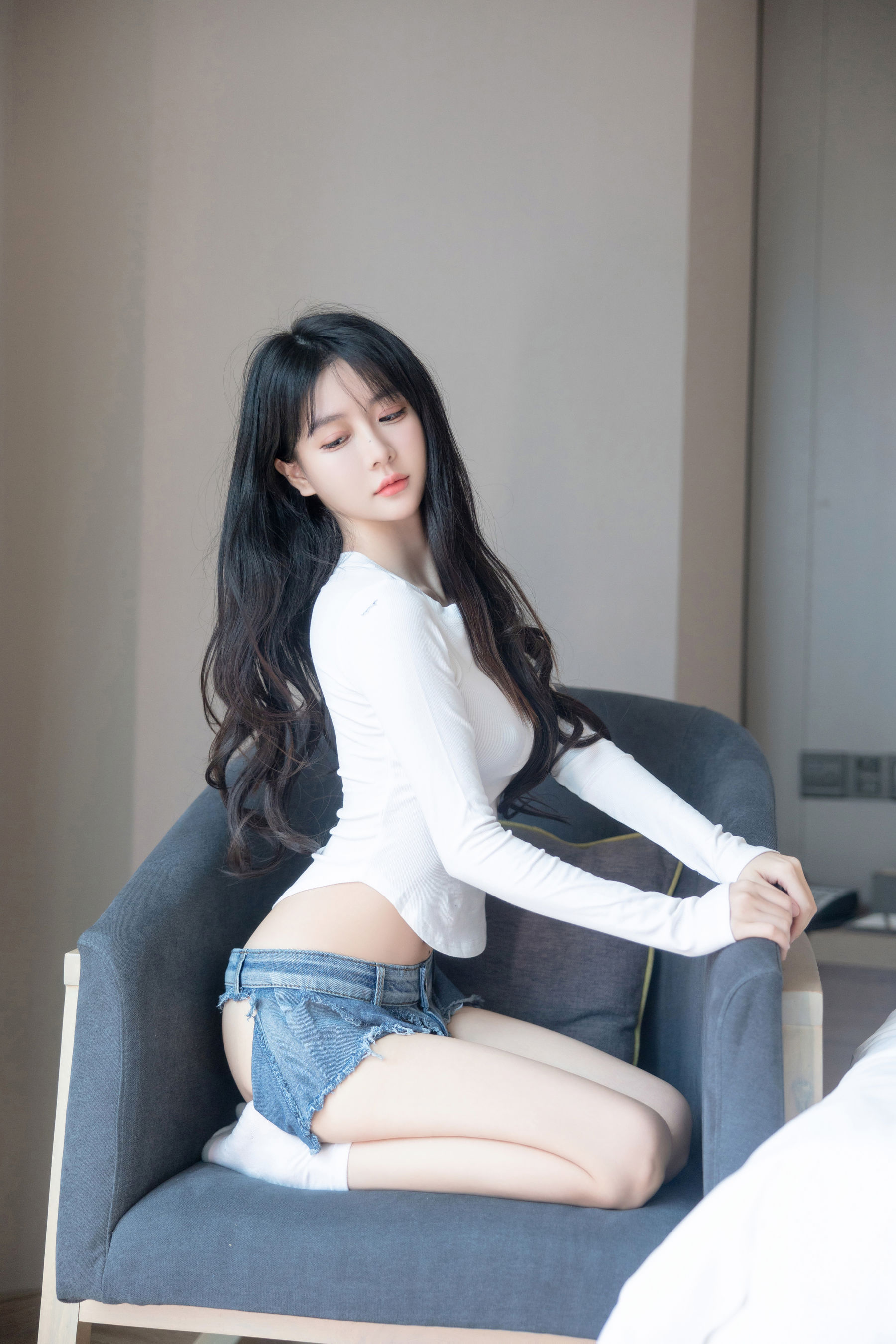 谢小蒽 破牛仔裤写真  第10张