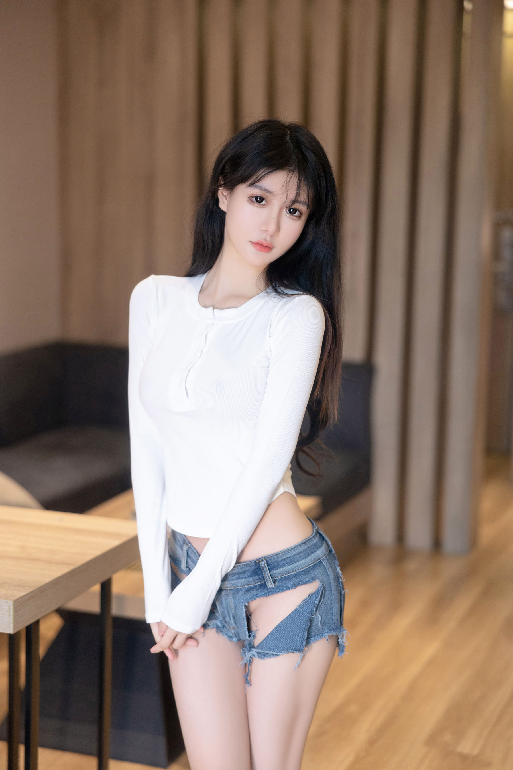 谢小蒽 破牛仔裤写真  第4张