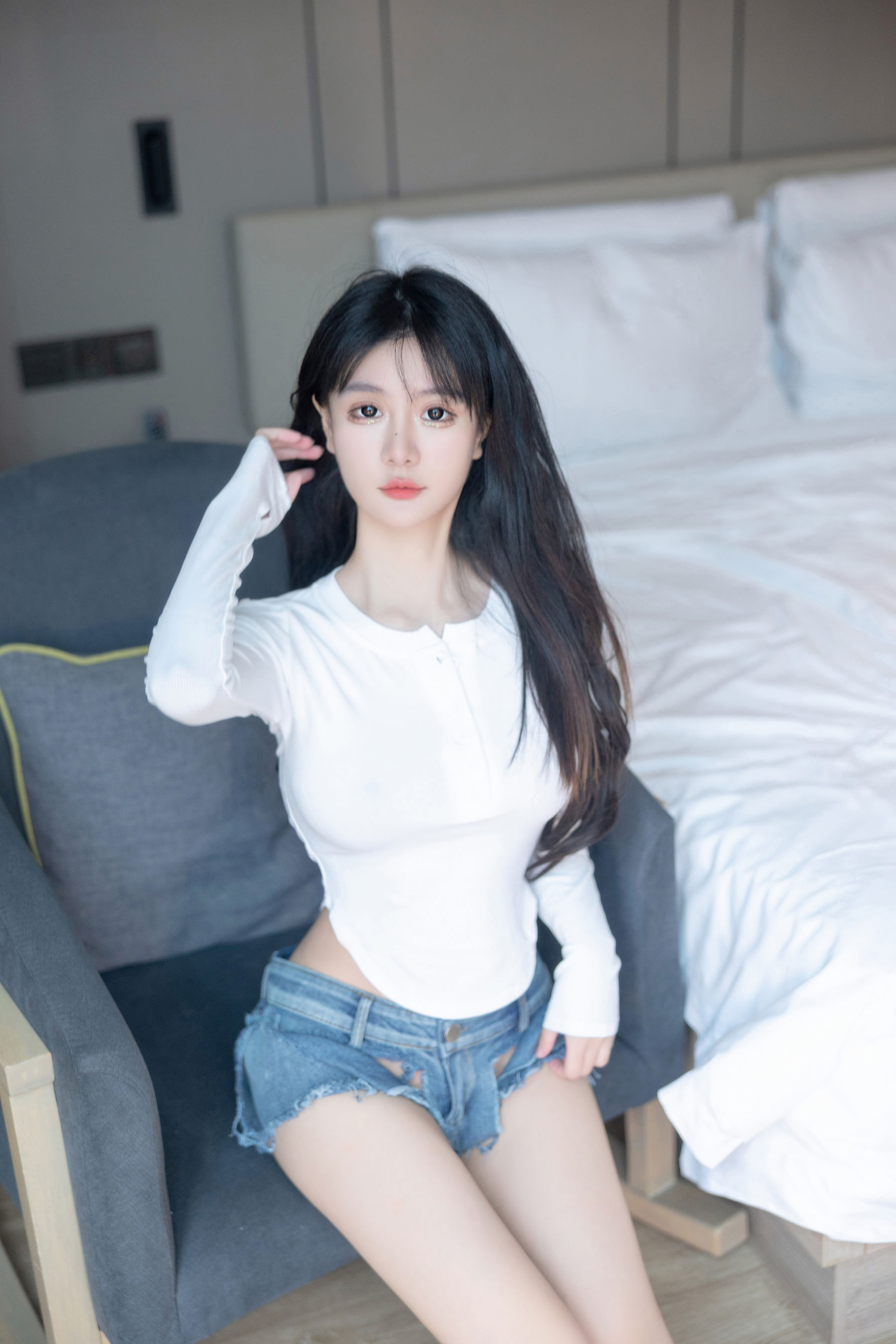 谢小蒽 破牛仔裤写真  第7张