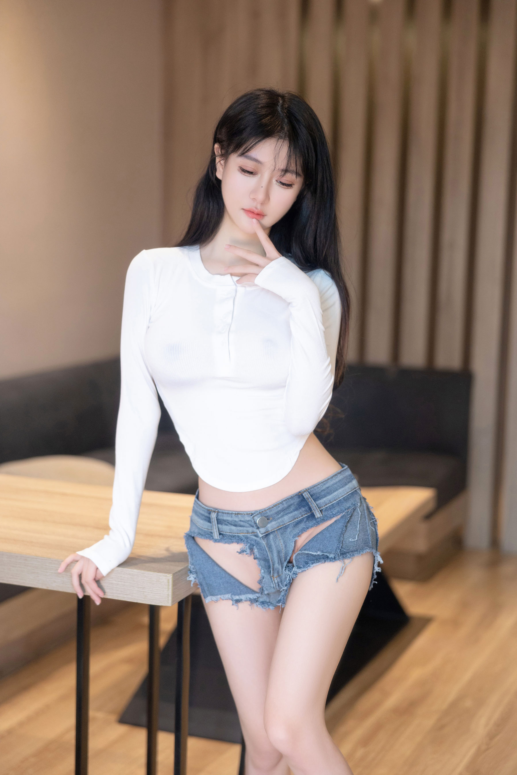 谢小蒽 破牛仔裤写真  第17张