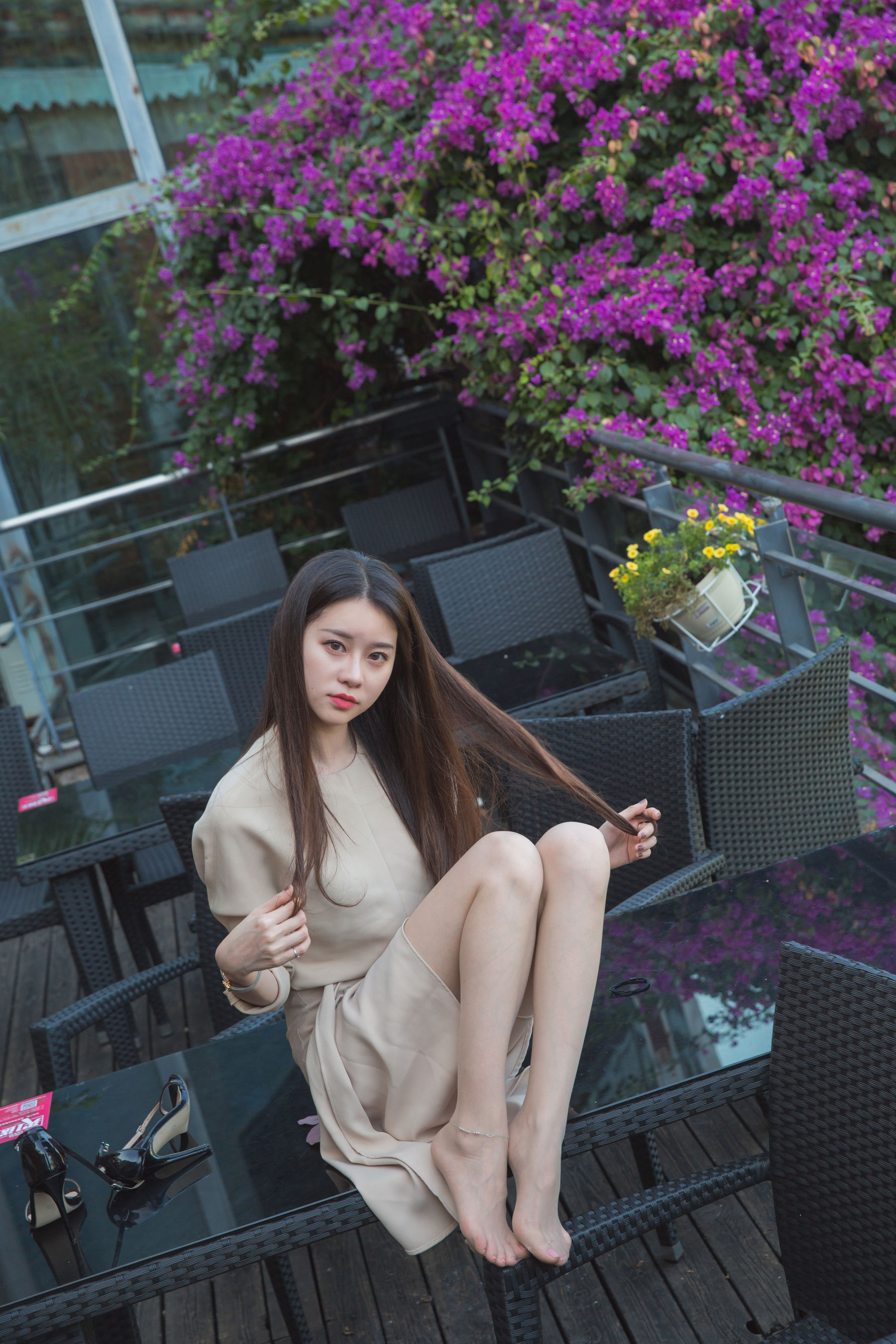 Sia不吃鱼 - 风衣玉足  第1张