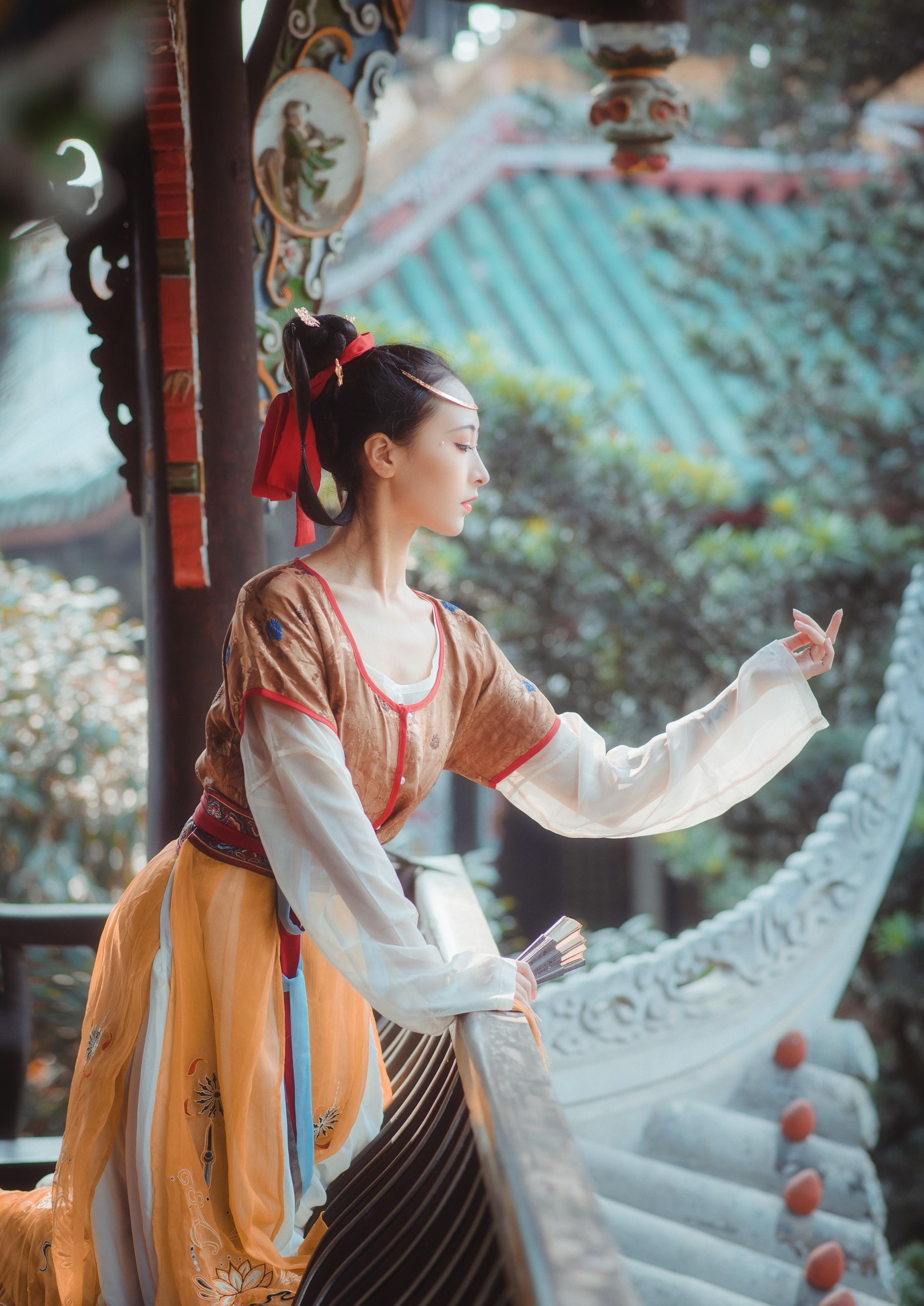 拿相机的执义 - 汉服写真头上金爵钗  第12张