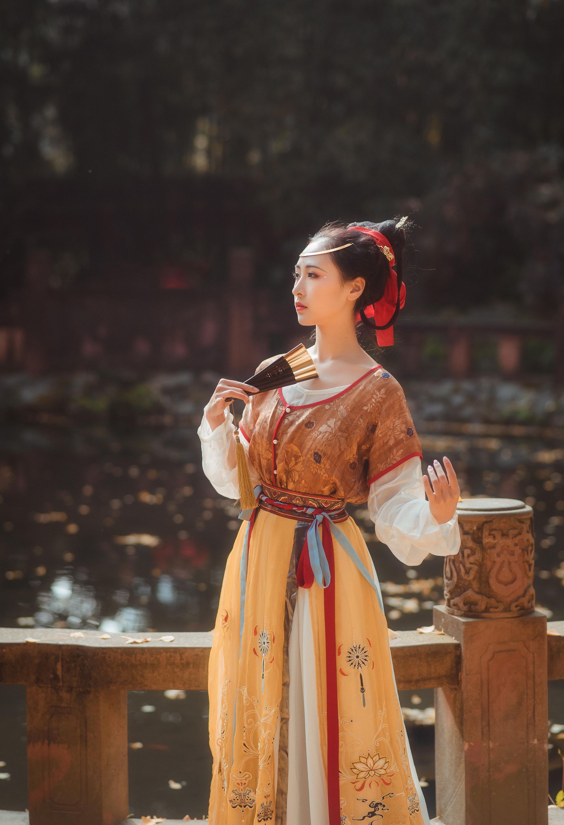 拿相机的执义 - 汉服写真头上金爵钗  第3张