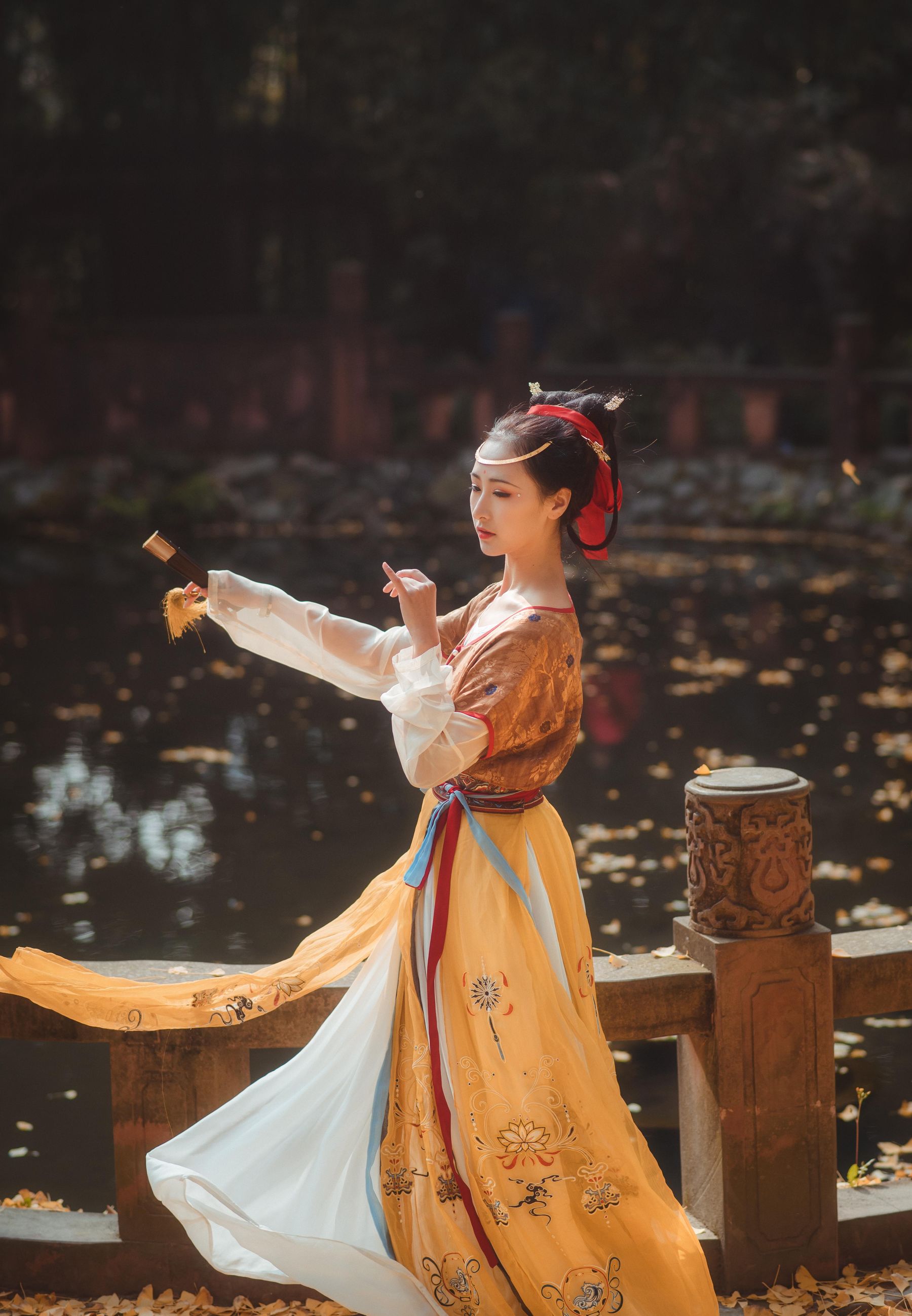 拿相机的执义 - 汉服写真头上金爵钗  第16张