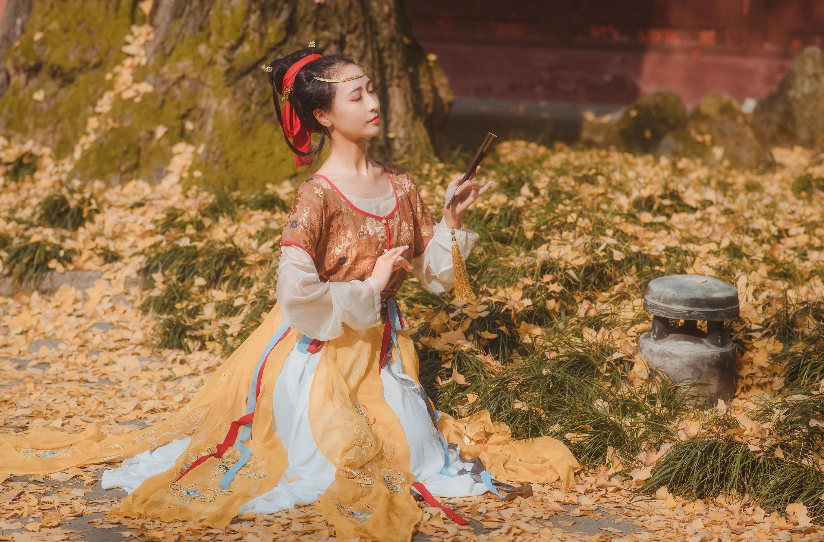拿相机的执义 - 汉服写真头上金爵钗  第9张