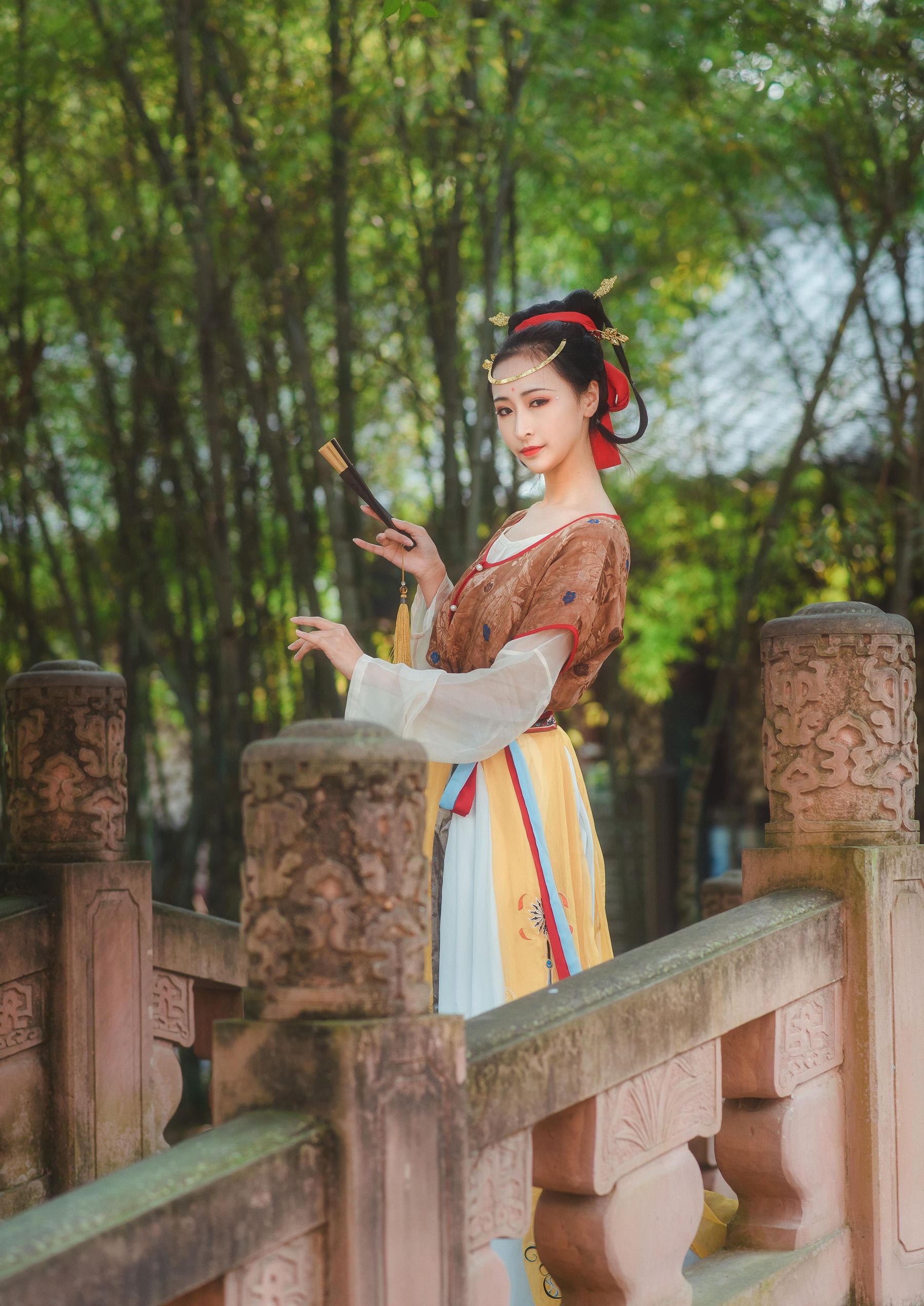 拿相机的执义 - 汉服写真头上金爵钗  第4张