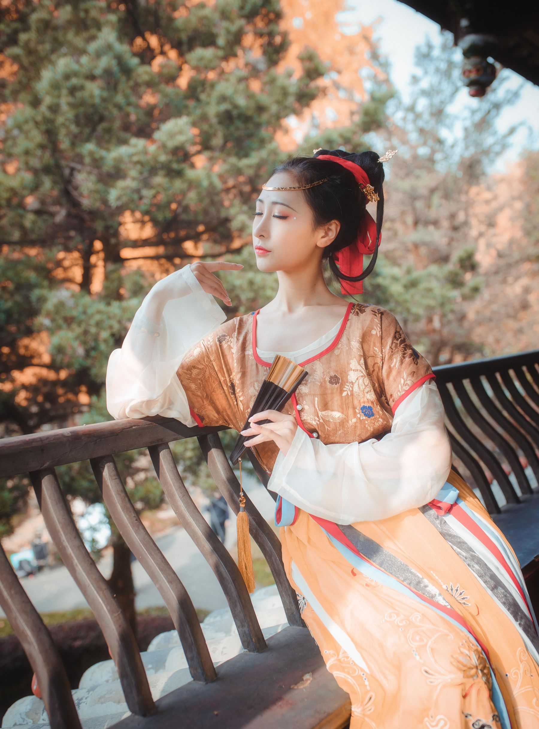 拿相机的执义 - 汉服写真头上金爵钗  第15张
