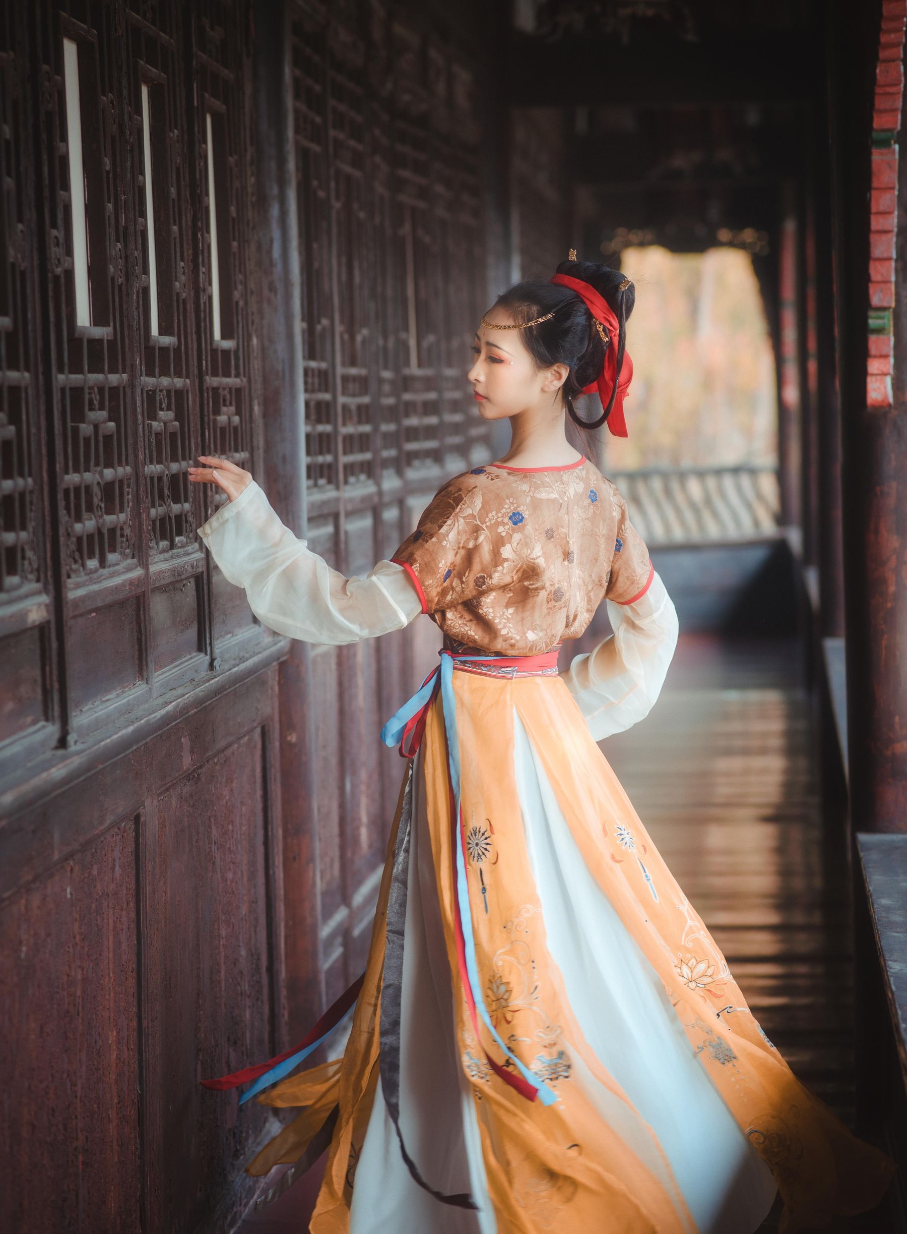 拿相机的执义 - 汉服写真头上金爵钗  第14张