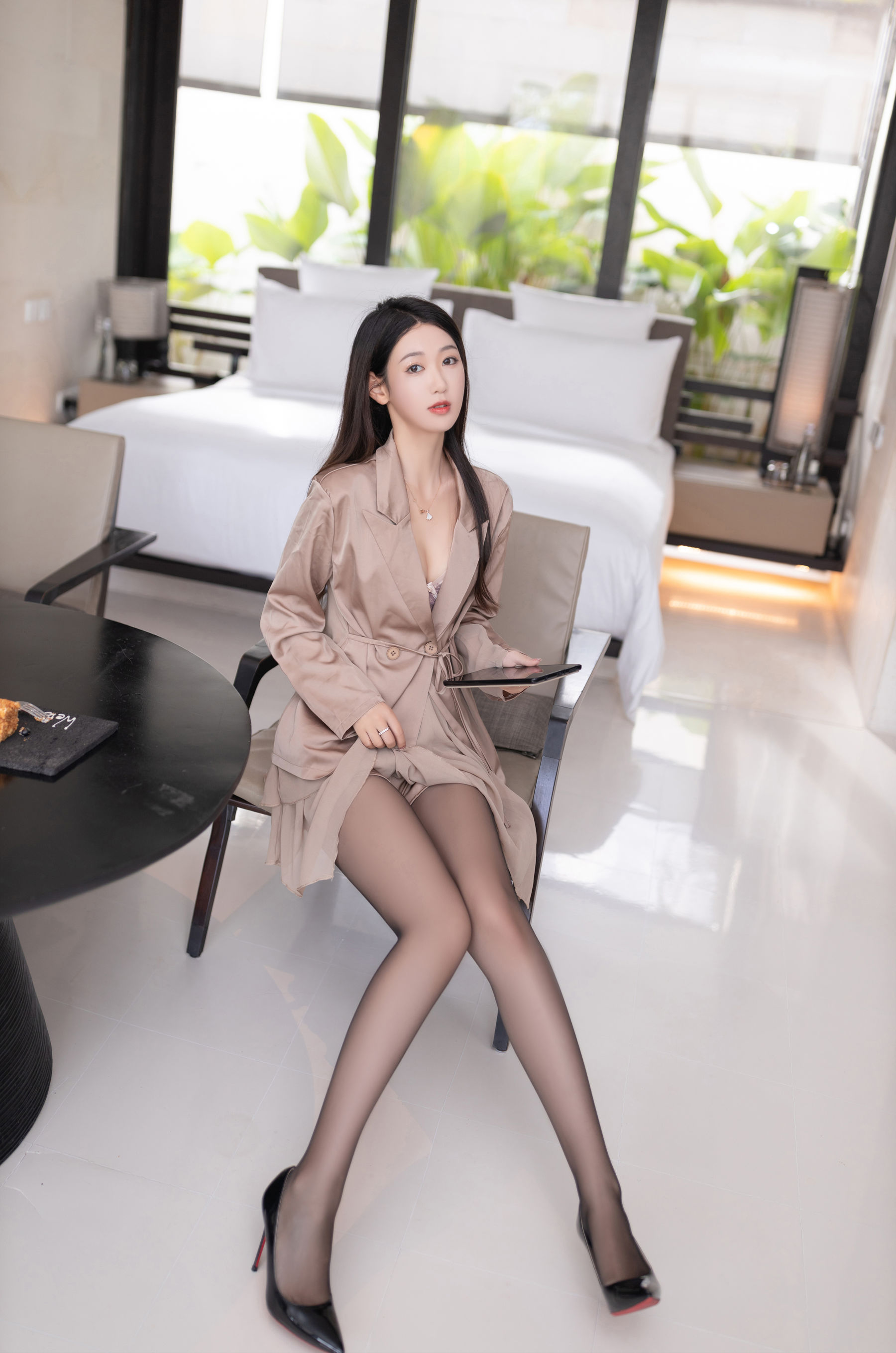 唐安琪 紫色内衣配超薄黑丝写真  第3张