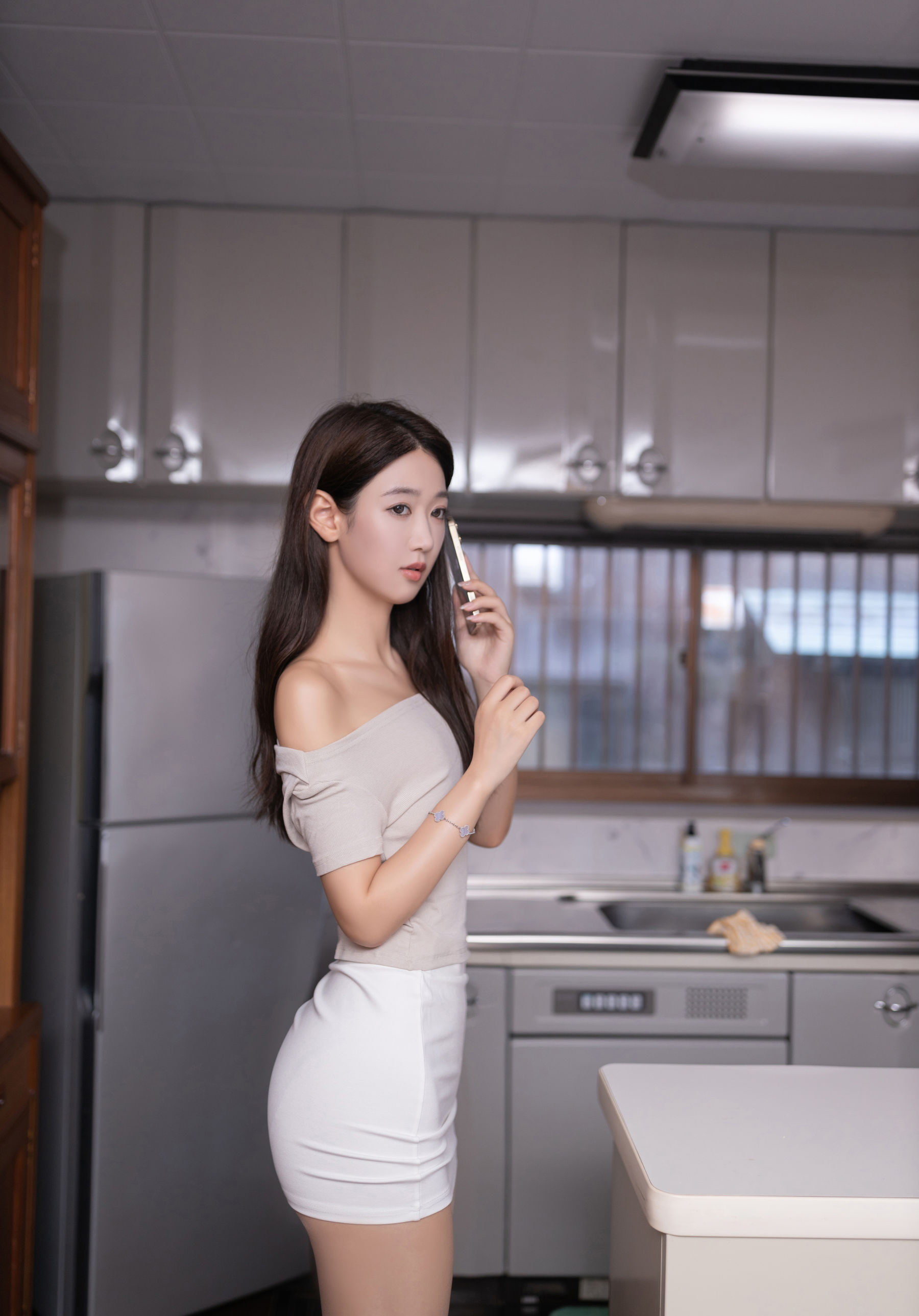唐安琪 维修冰箱写真  第3张