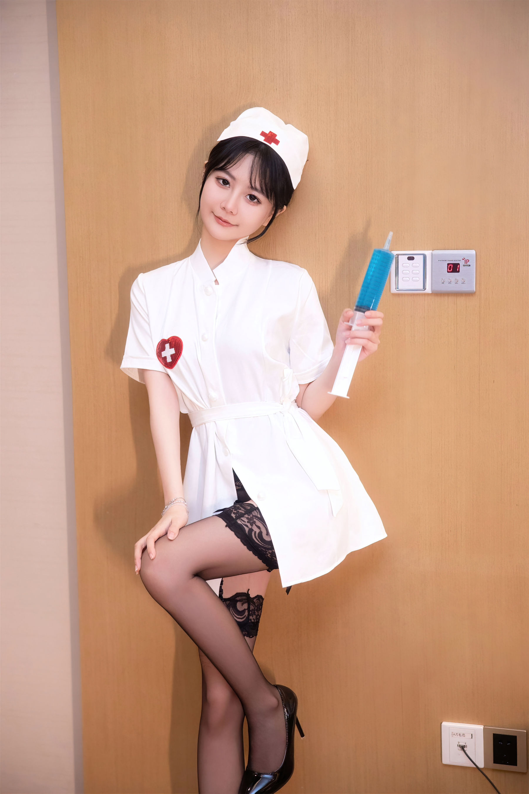 谢小蒽 白色护士写真  第2张