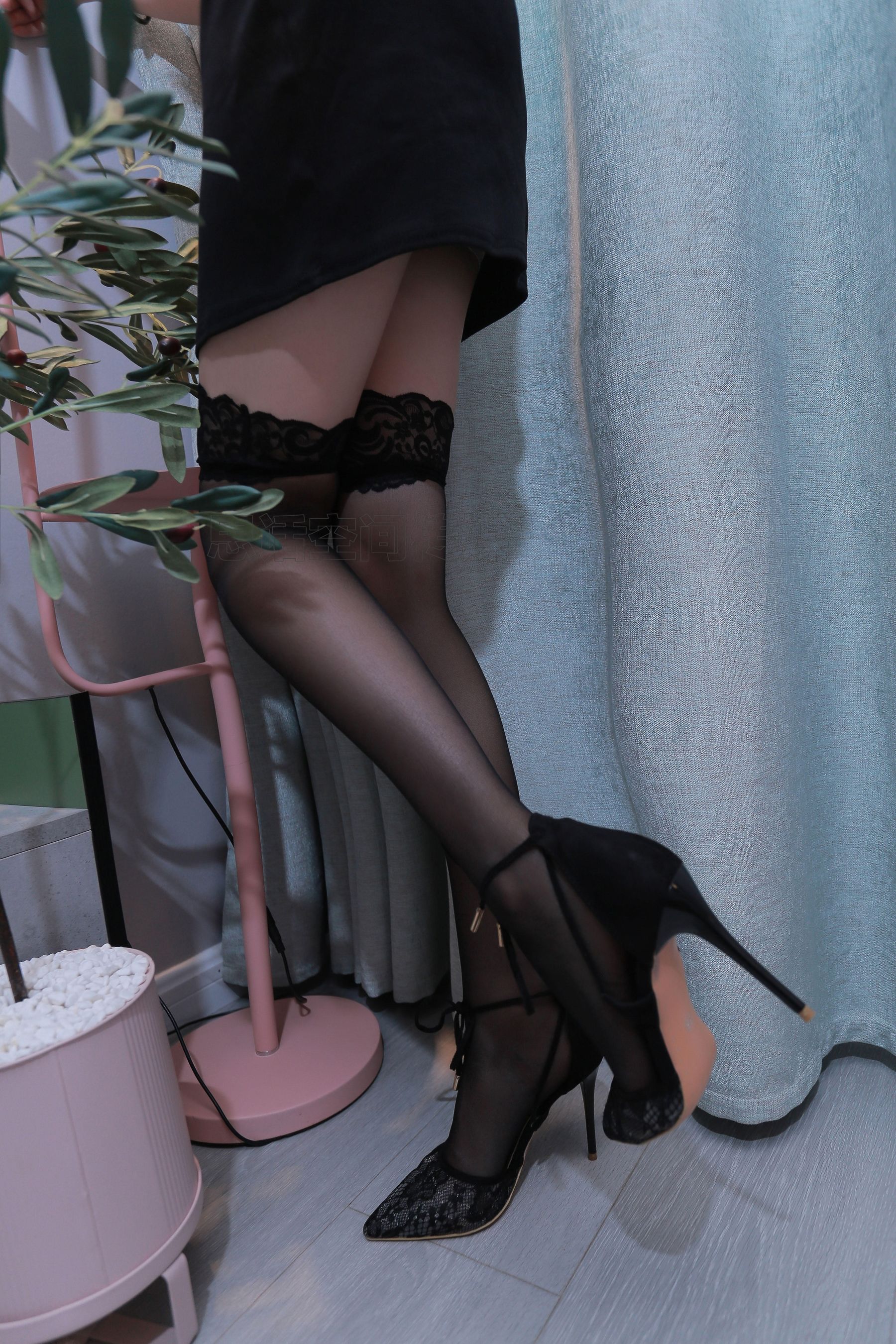 [思话SiHua] SH186 露露 黑色旗袍的脚尖诱惑  第3张