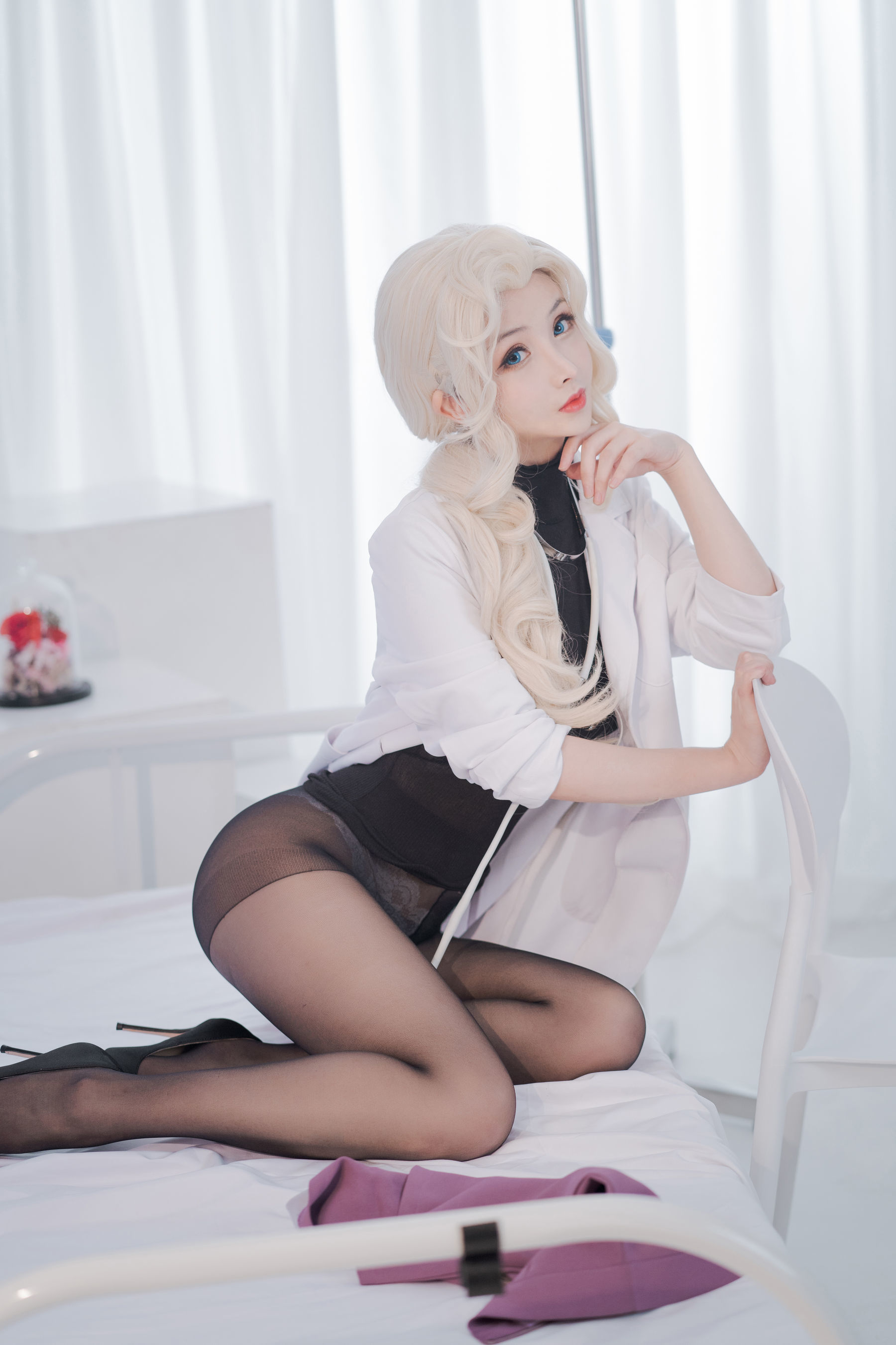 [网红COSER] COS福利rioko凉凉子 - 透视装的校医大姐姐  第36张