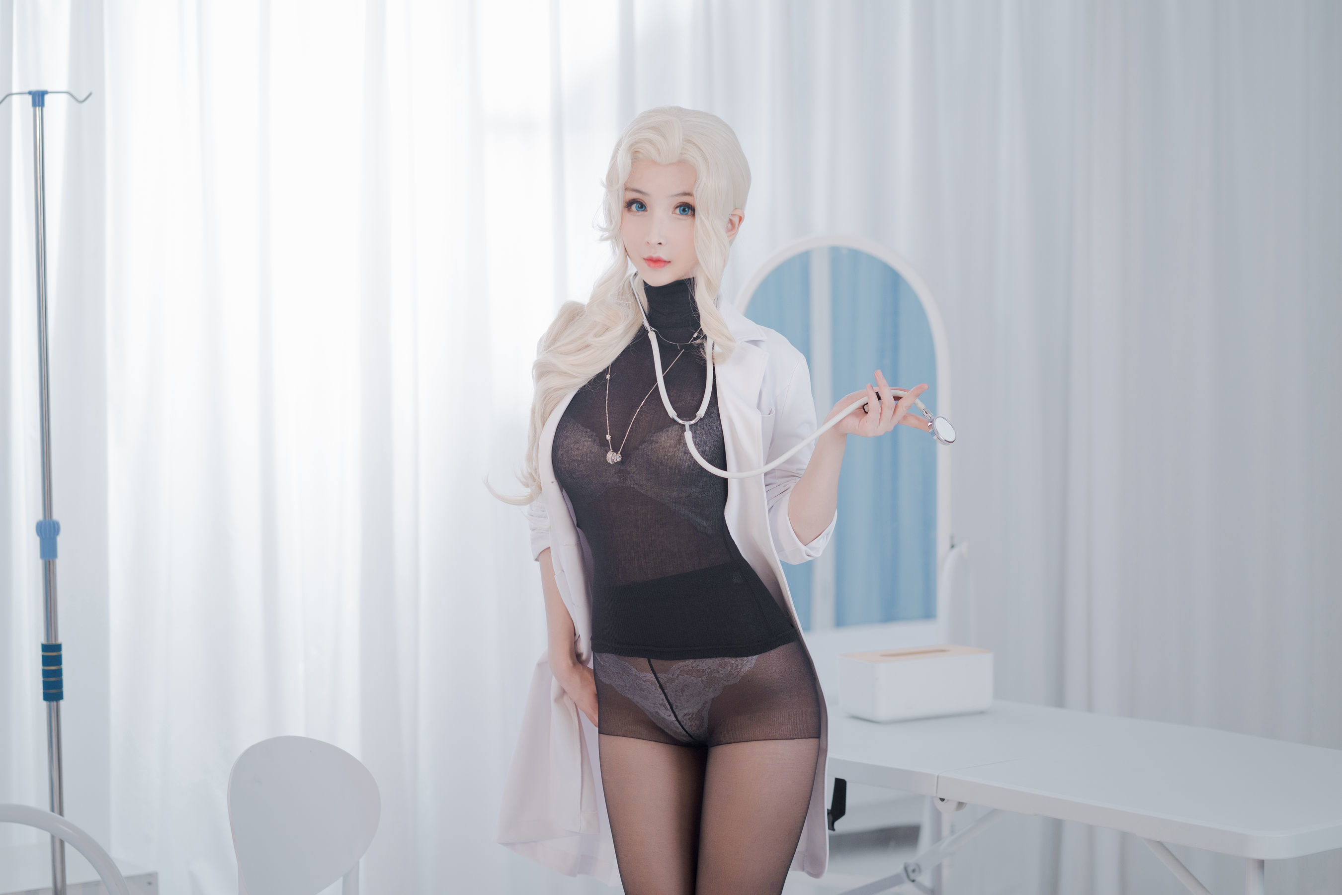 [网红COSER] COS福利rioko凉凉子 - 透视装的校医大姐姐  第33张