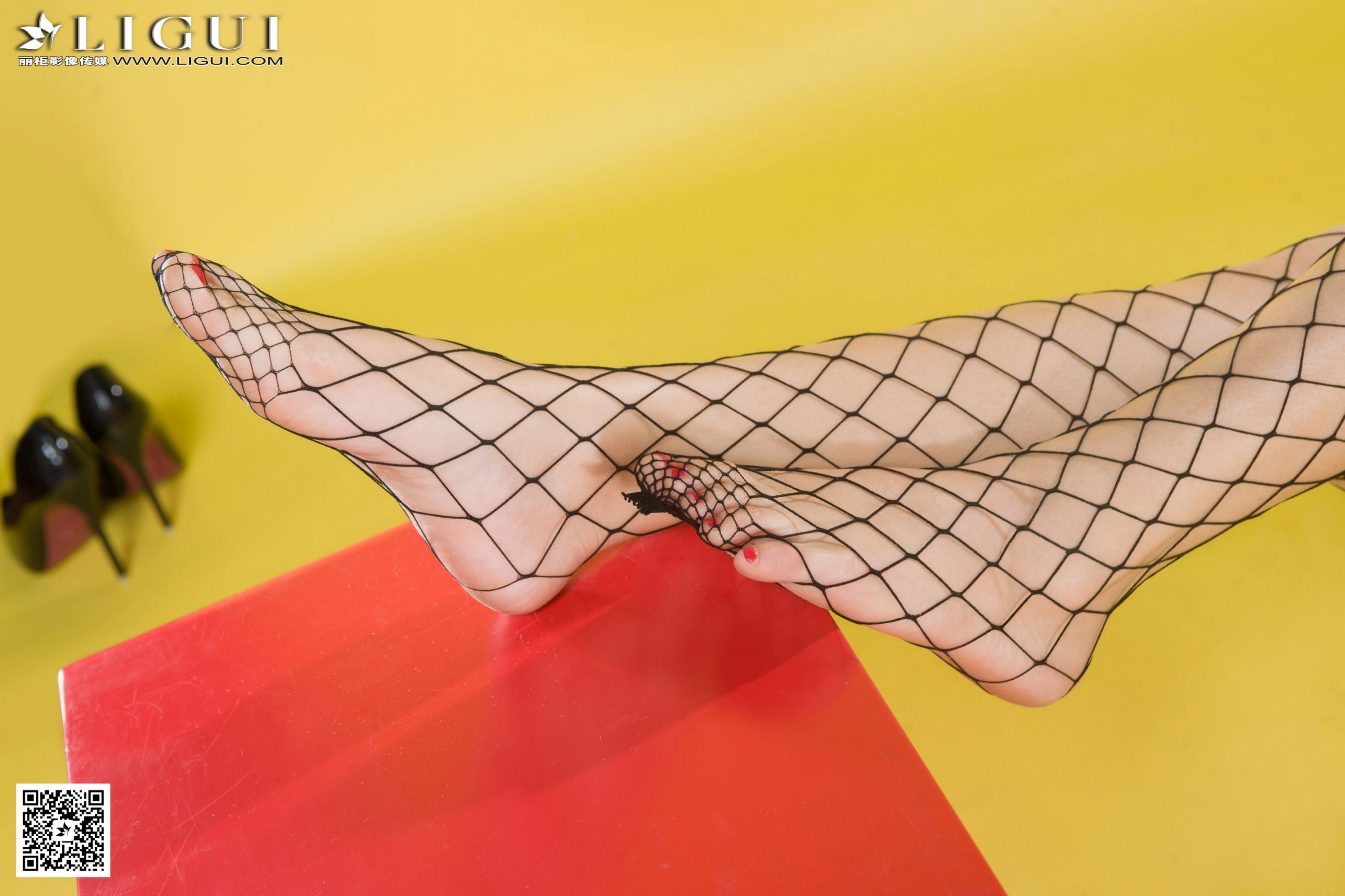 [丽柜LiGui] Model 卡琳《网袜兔女郎》美腿玉足写真图片  第37张