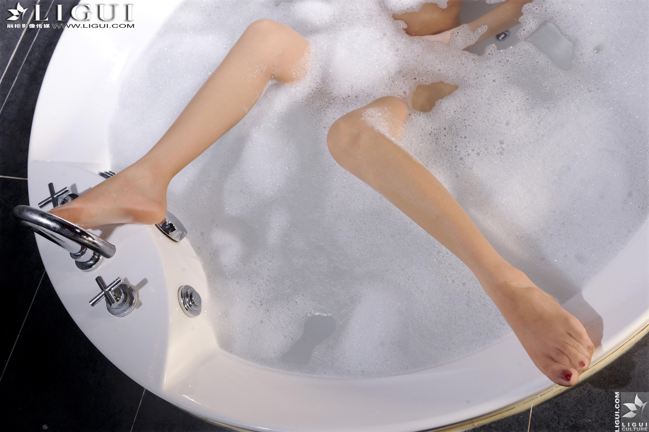 [丽柜LiGui] Model 文欣《浴室浴巾裹胸湿身》 美腿玉足写真图片  第21张