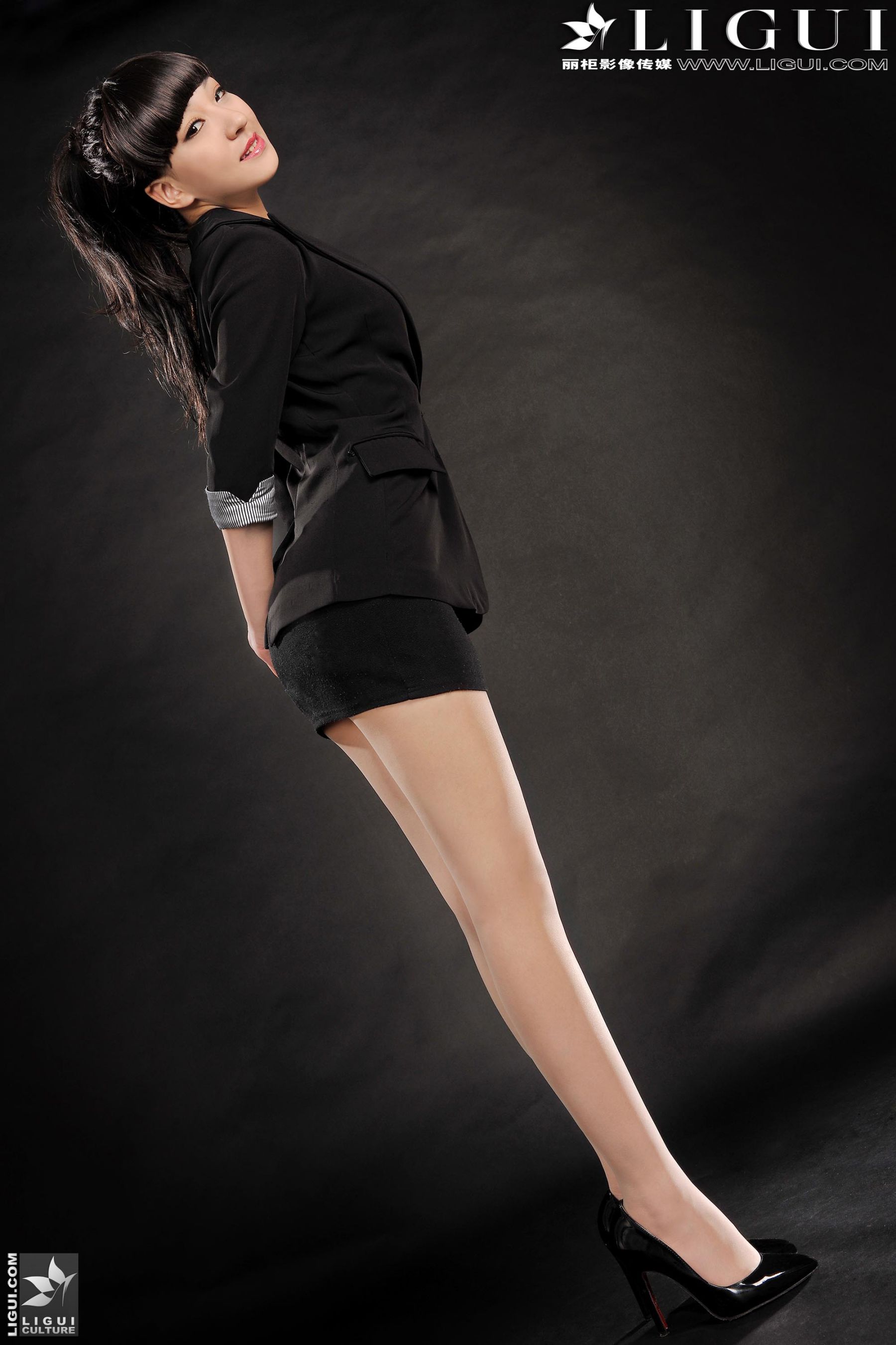 [丽柜贵足LiGui] Model Amily《OL职业装高跟美足》上下全集 美腿丝足写真图片  第4张