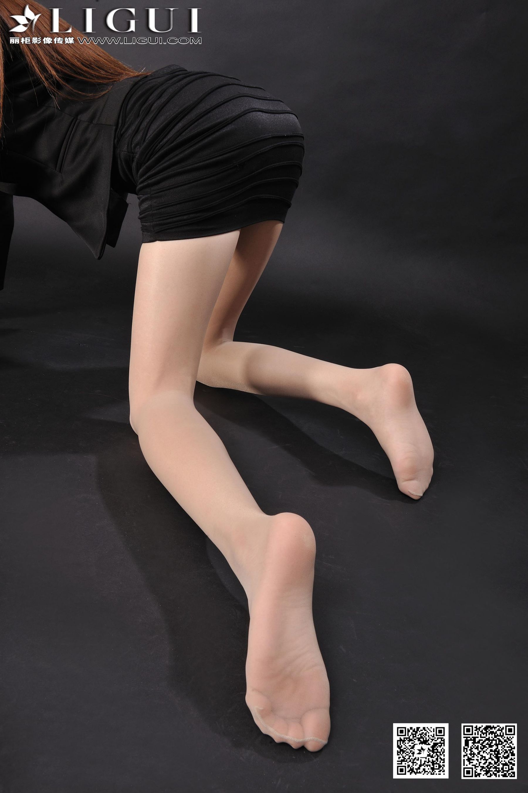 [丽柜LiGui] Model 可馨《职场丽人肉丝袜美足》美腿玉足写真图片  第4张